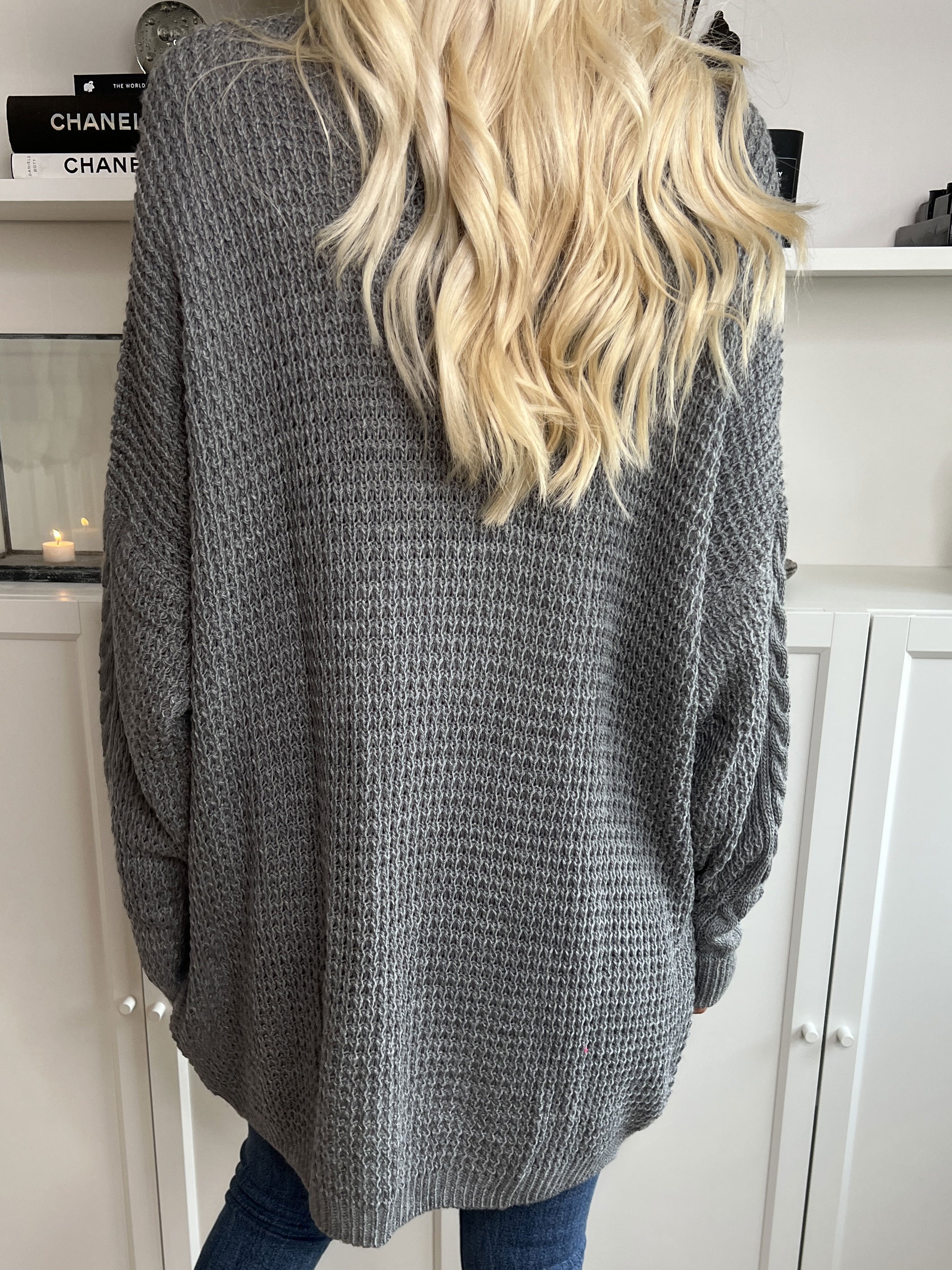 Lalisa - Söt stickad klänning med kabelstickning och volanger