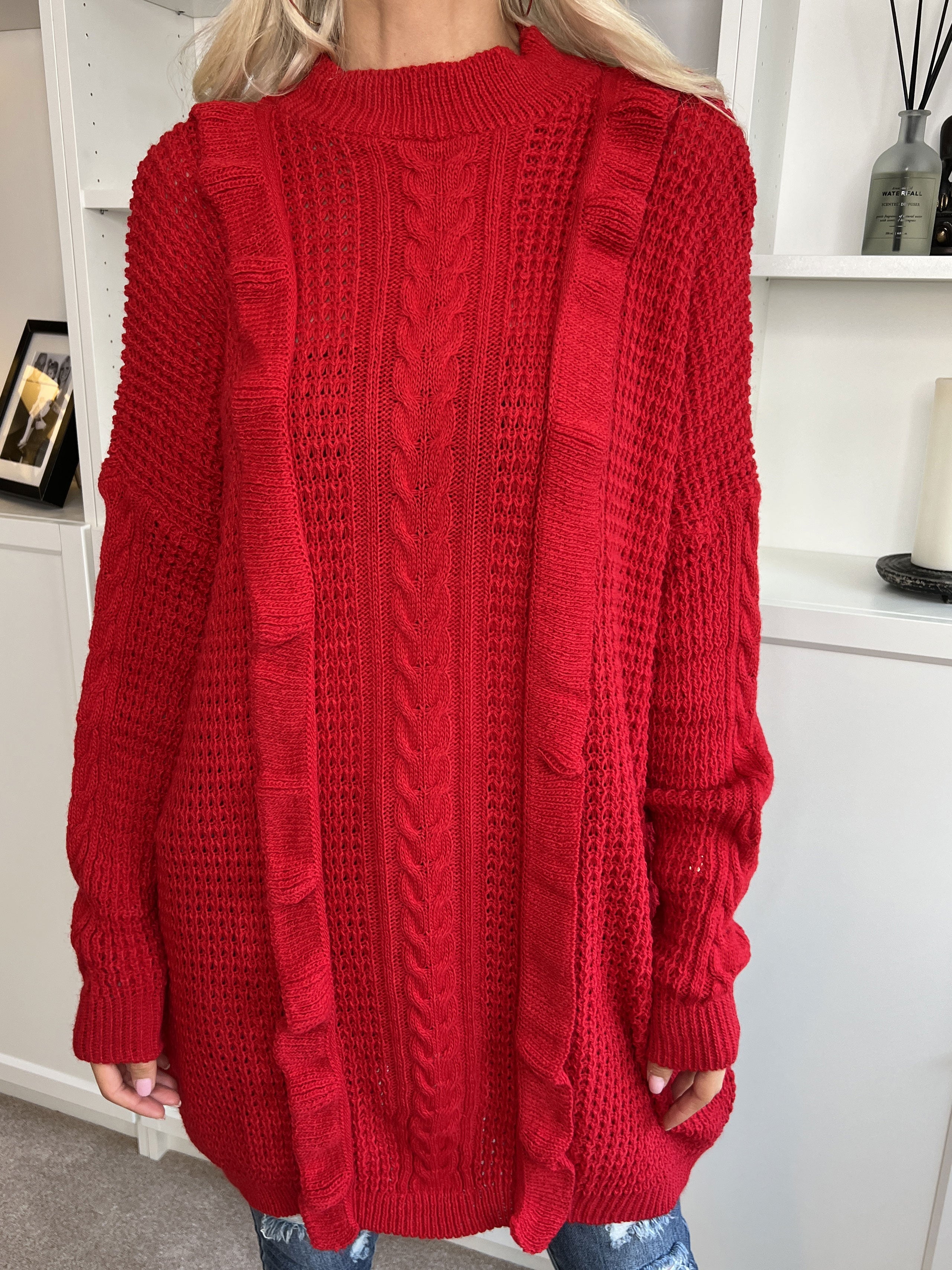 Lalisa - Söt stickad klänning med kabelstickning och volanger