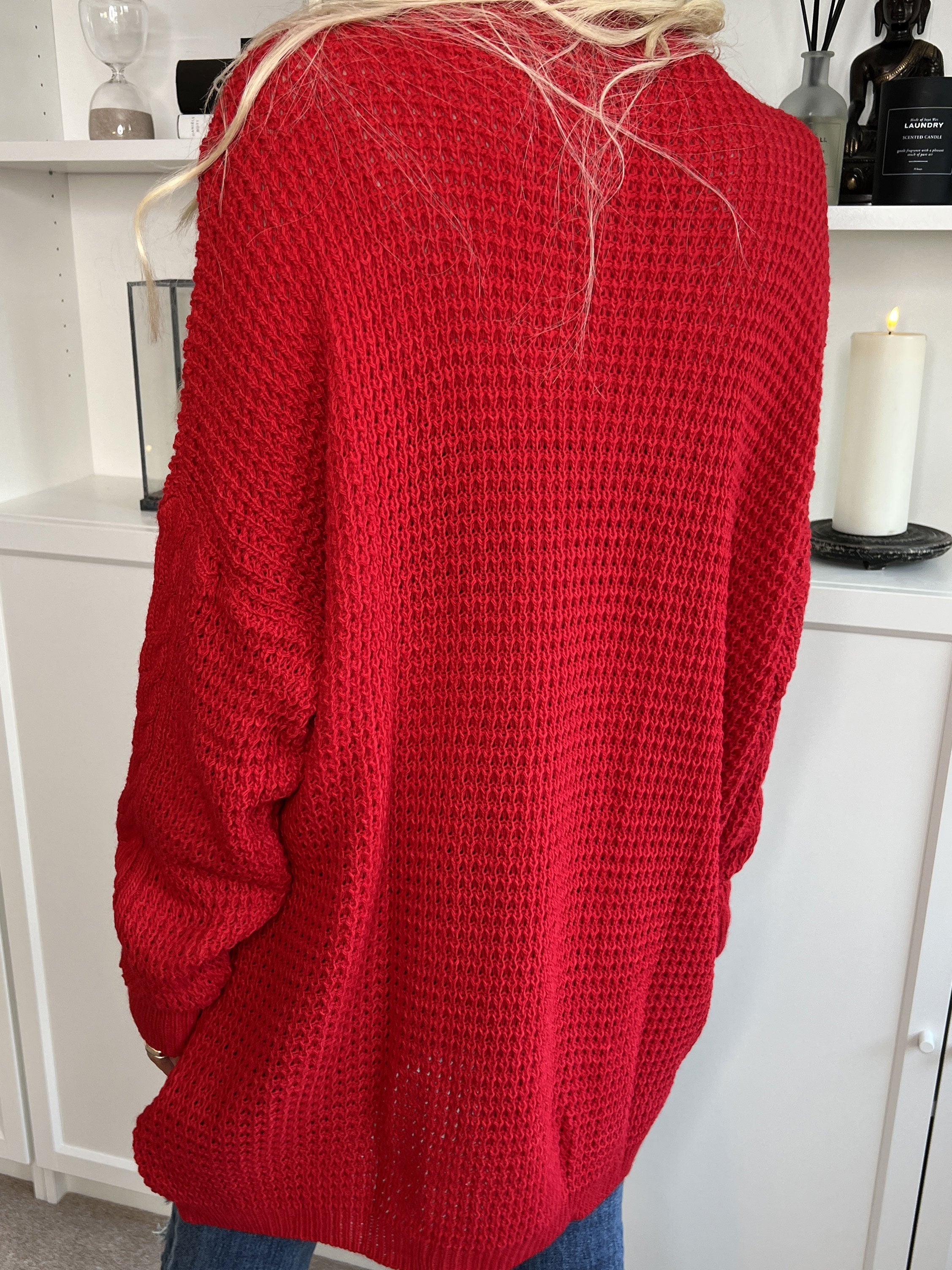 Lalisa - Söt stickad klänning med kabelstickning och volanger