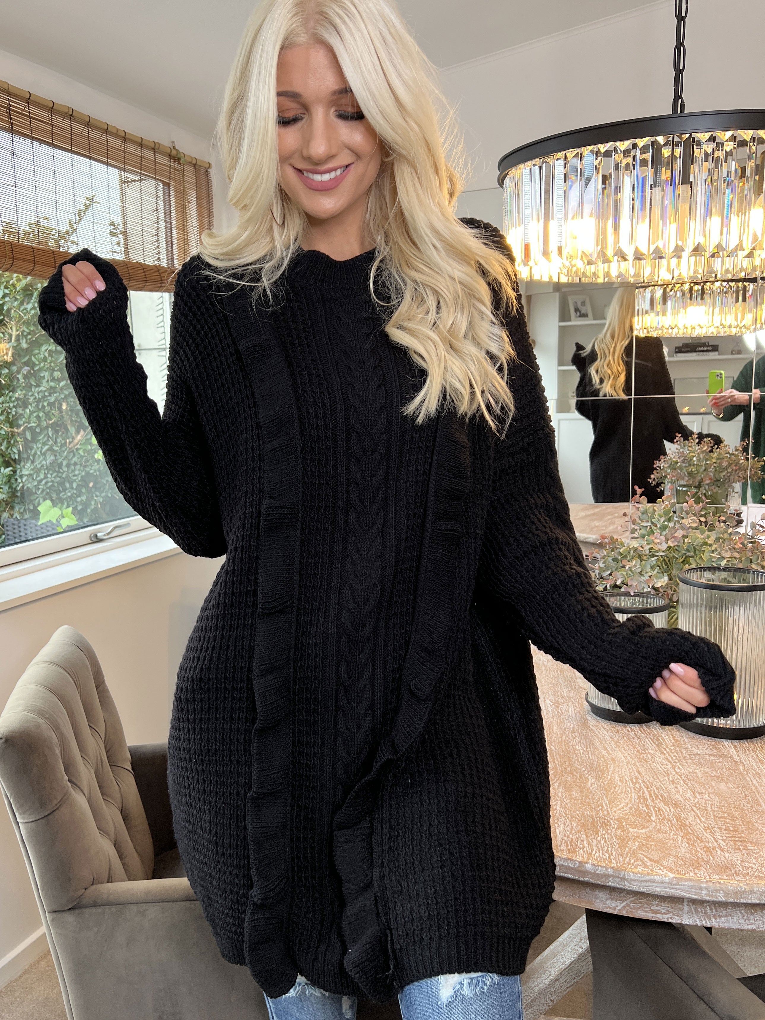 Lalisa - Söt stickad klänning med kabelstickning och volanger