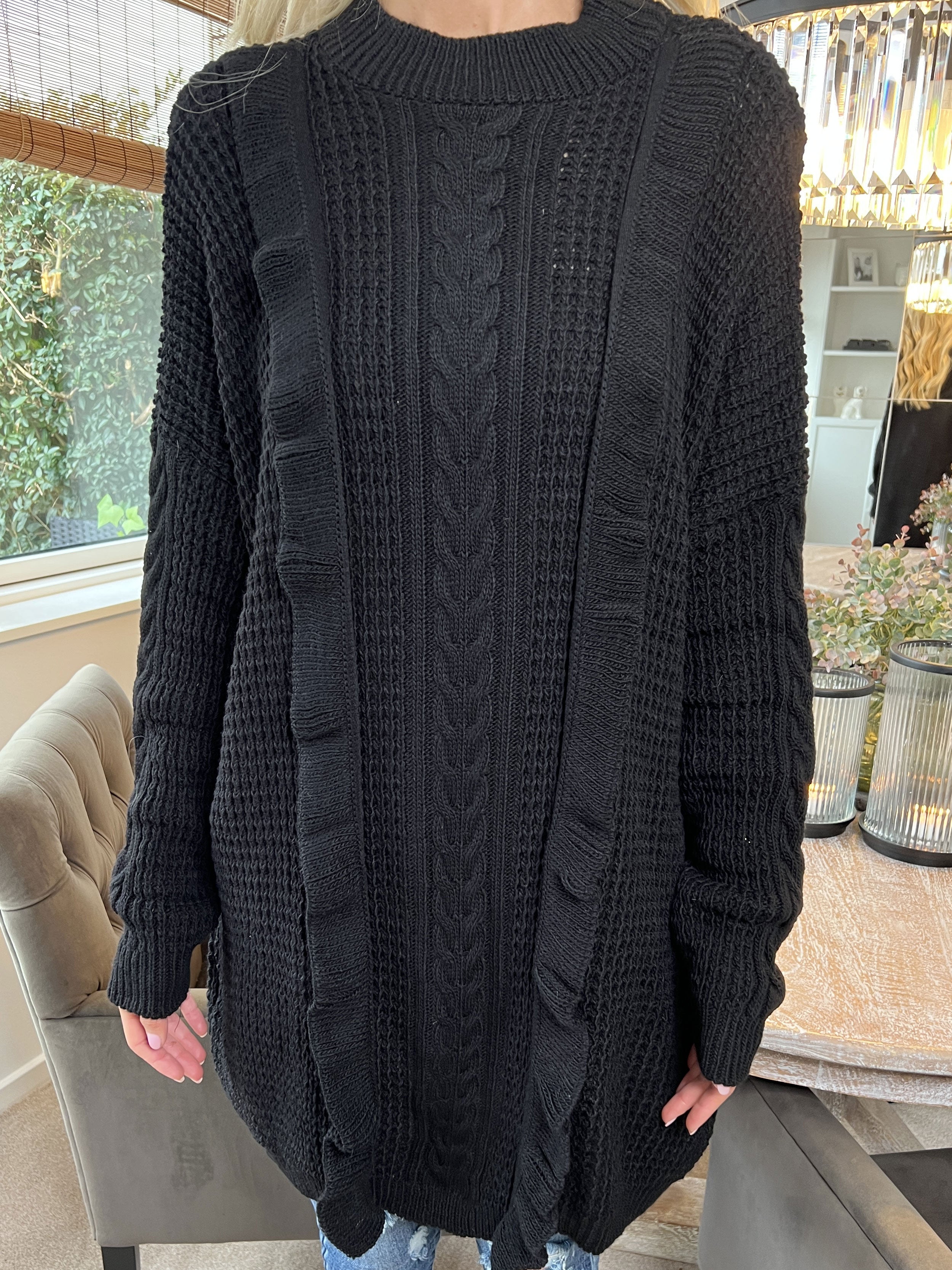 Lalisa - Söt stickad klänning med kabelstickning och volanger