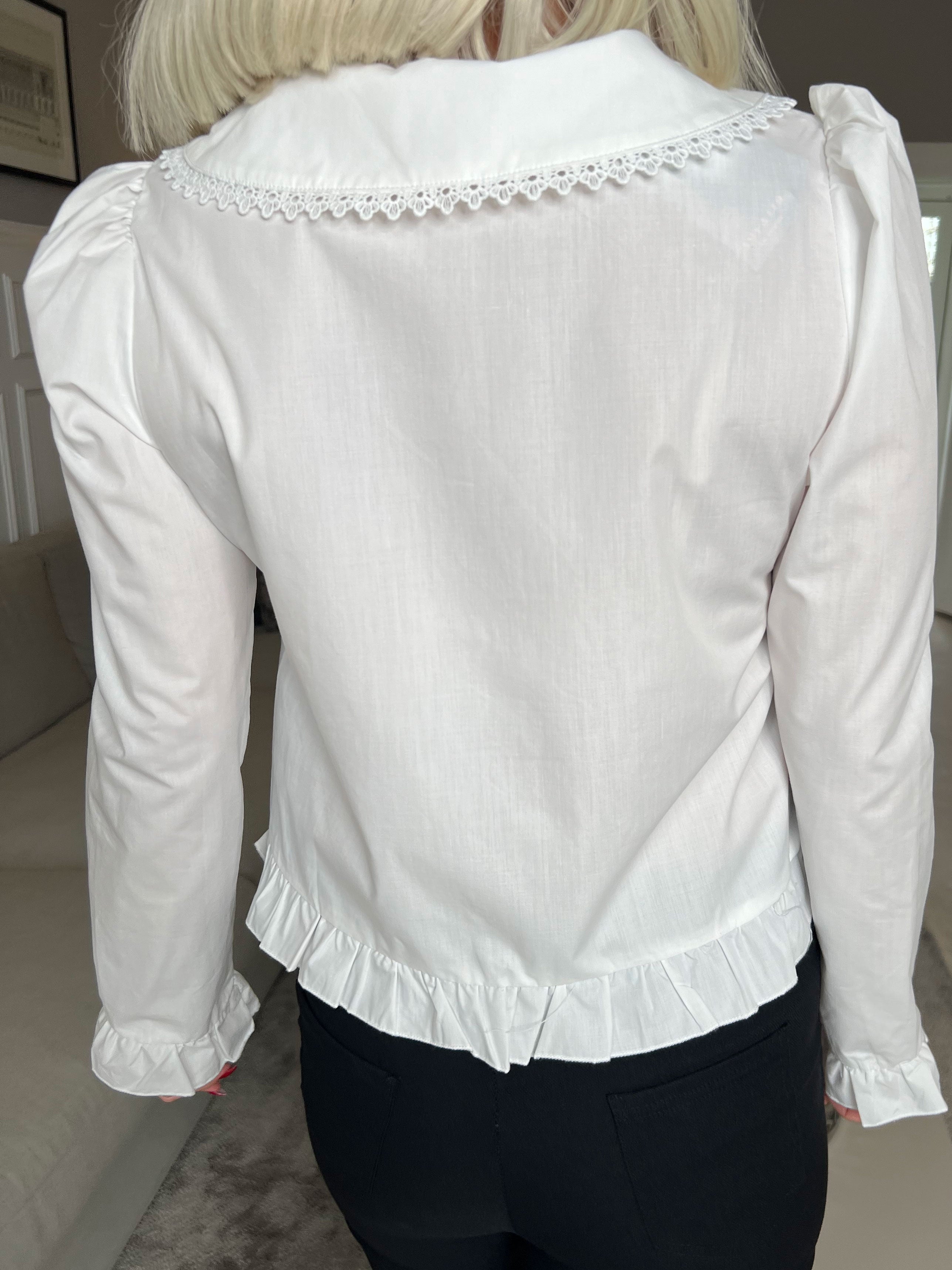 Lara - Feminin skjorta med fina volanger och broderi - White