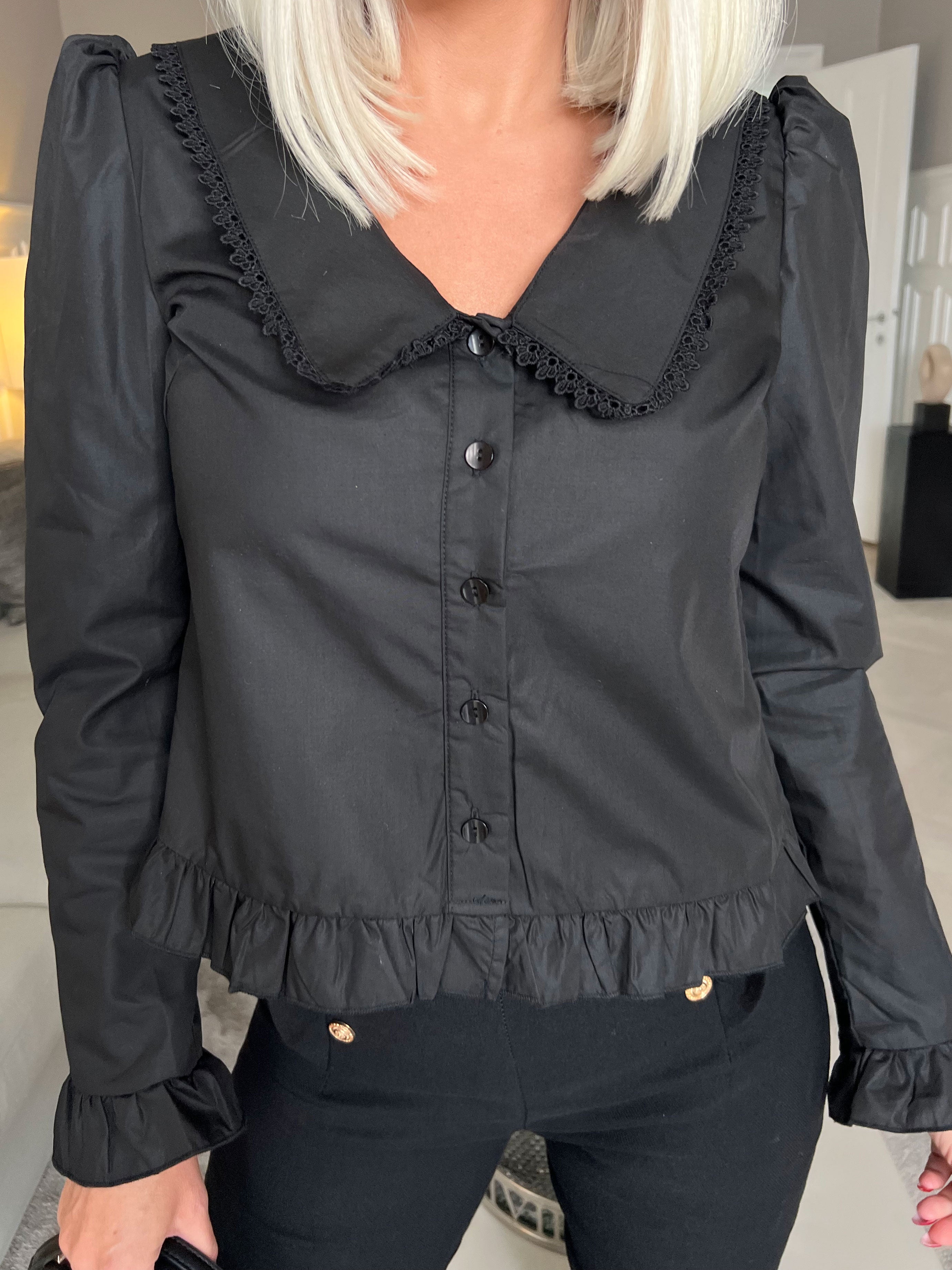 Lara - Feminin skjorta med fina volanger och broderi - Black