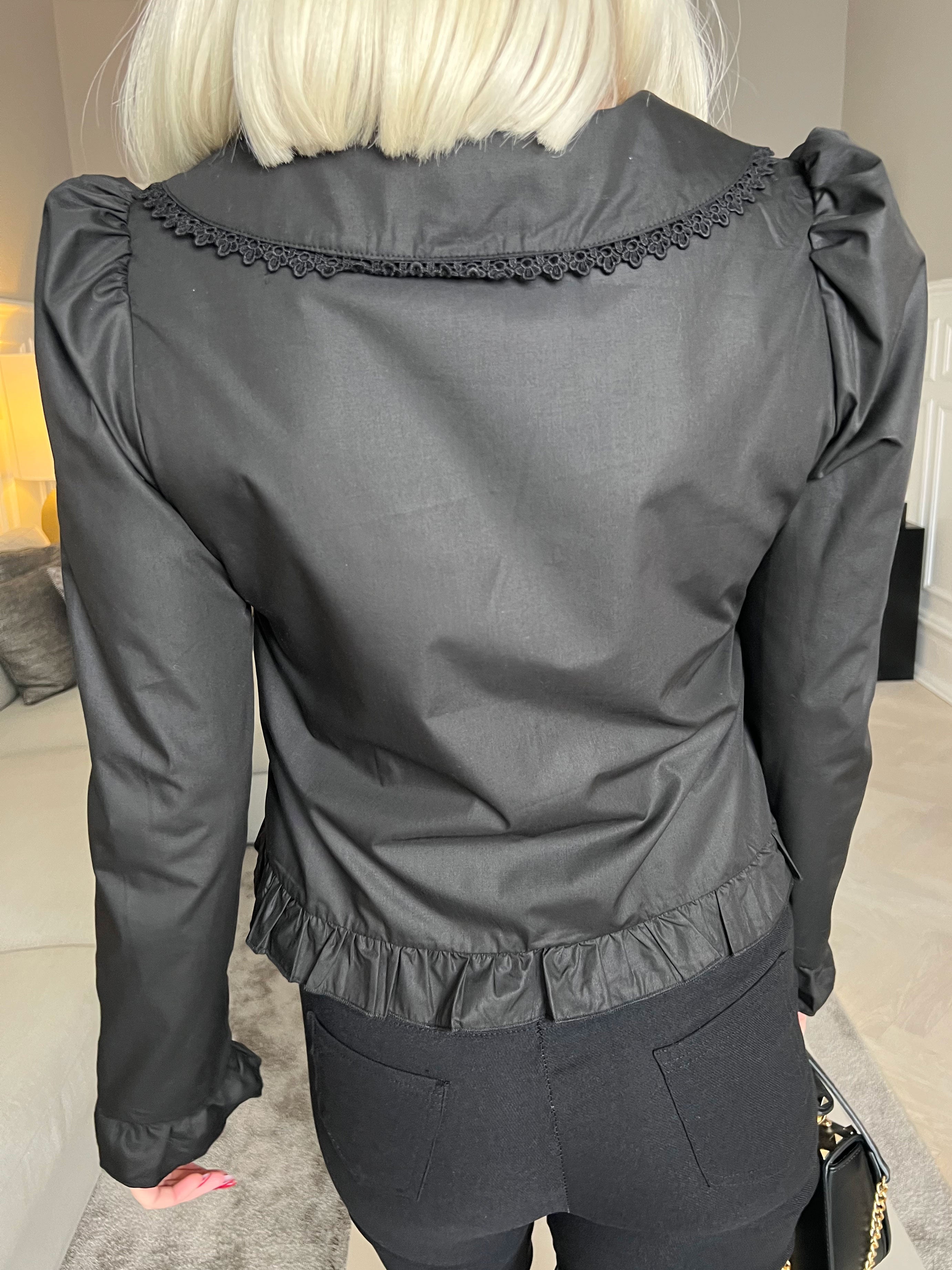 Lara - Feminin skjorta med fina volanger och broderi - Black