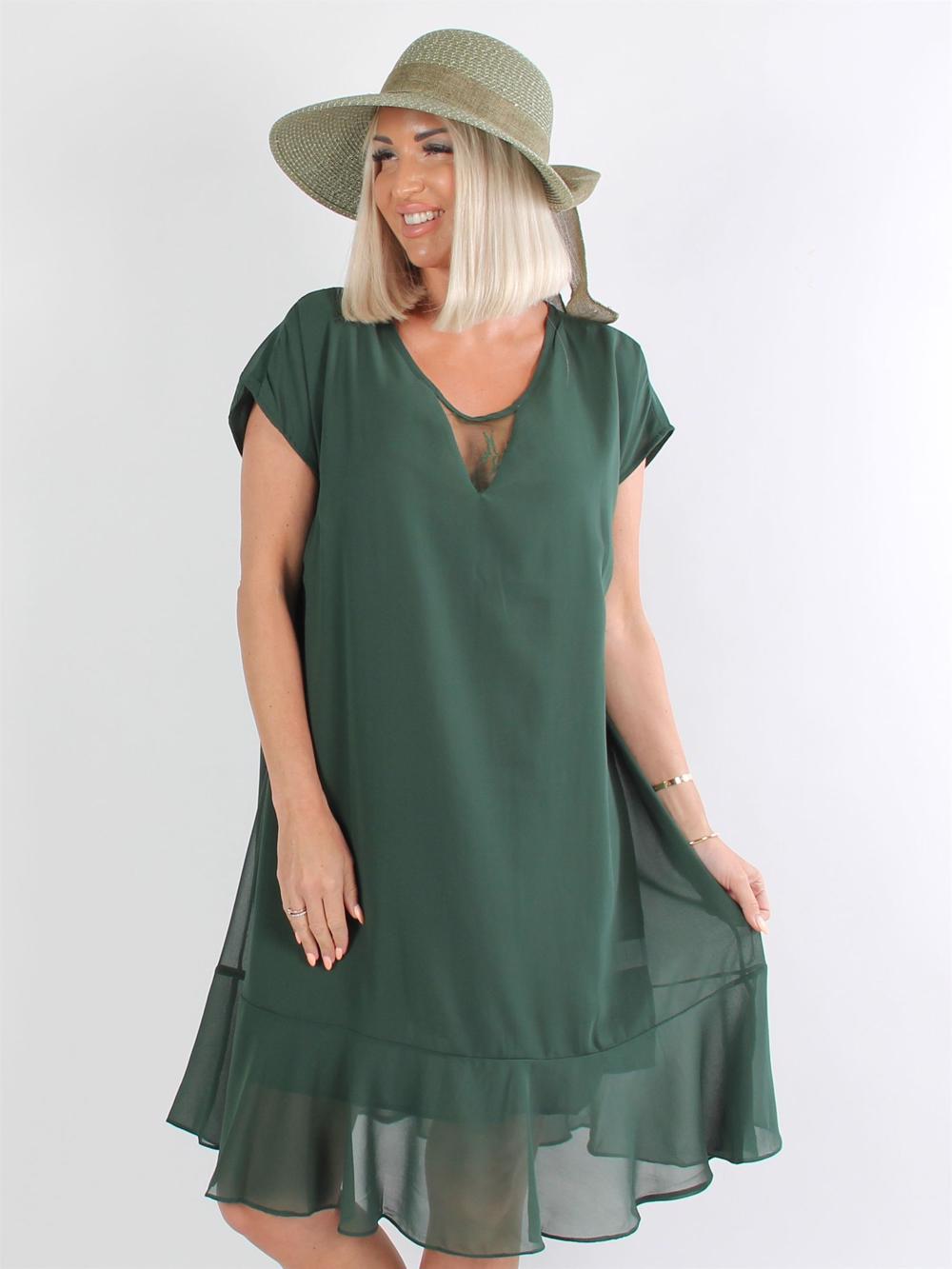Leah - Grön chiffongklänning med volang och spets i nacken