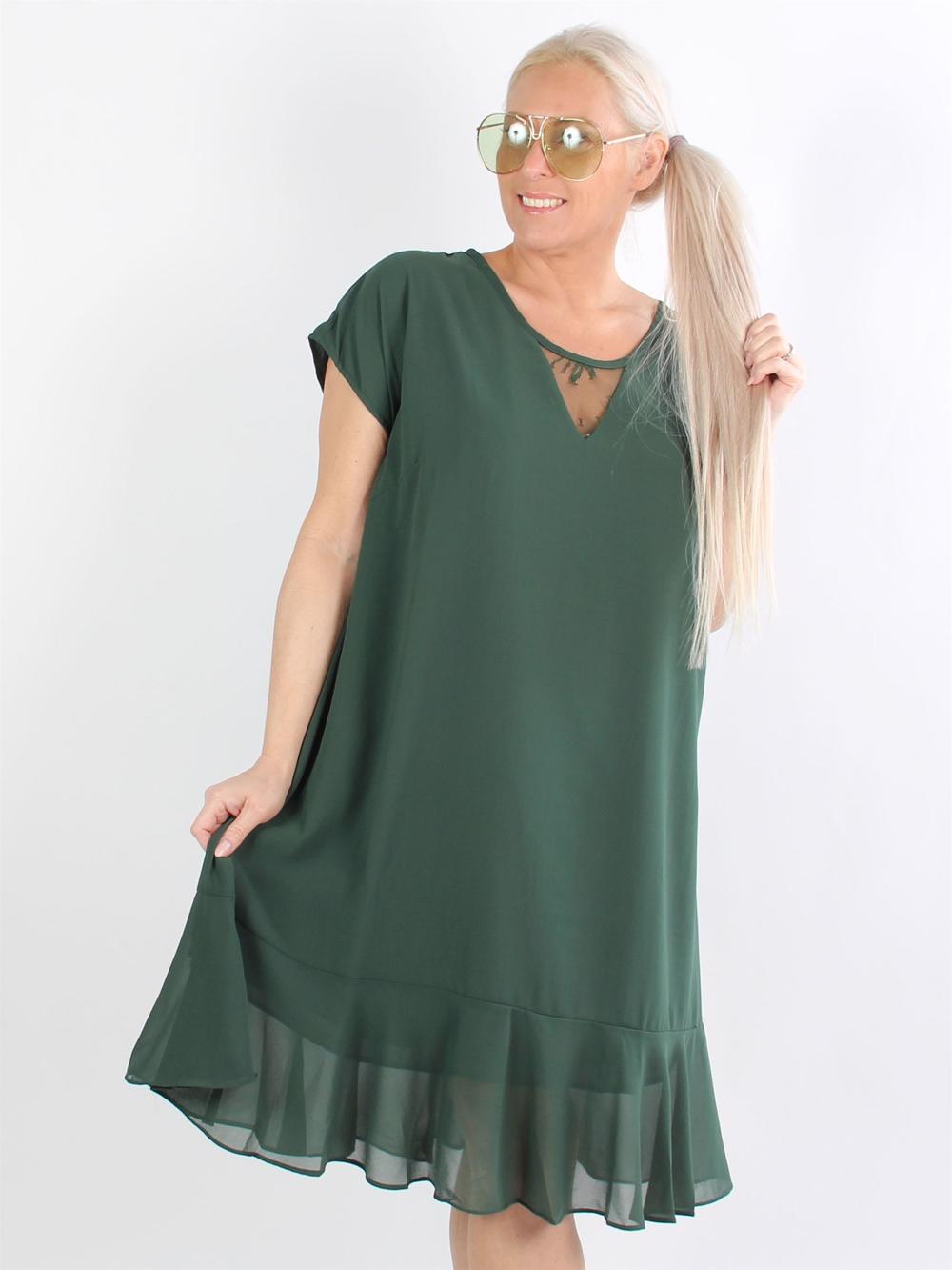 Leah - Grön chiffongklänning med volang och spets i nacken