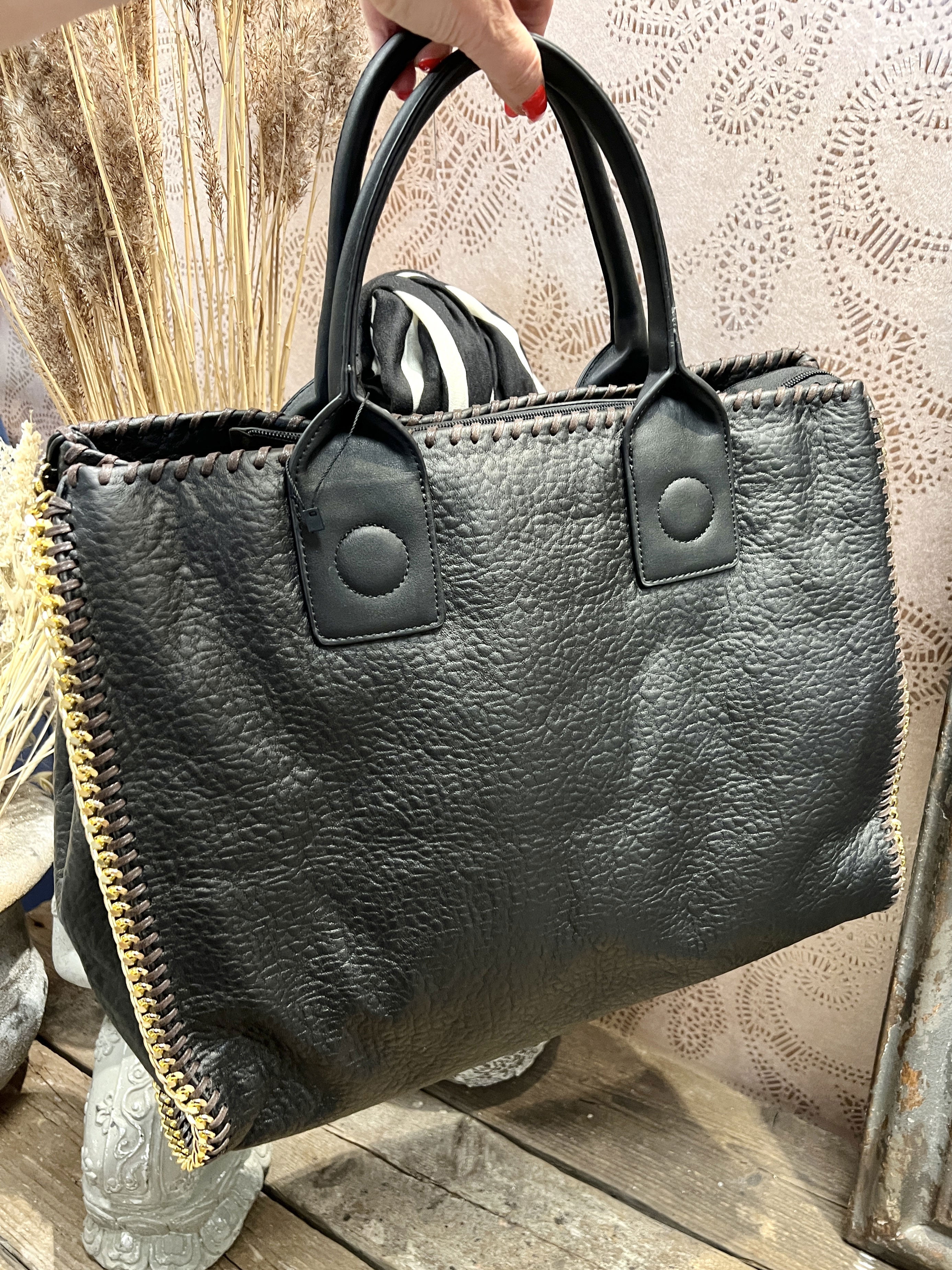 Lena - Svart shoppingväska med guldkedja - Black