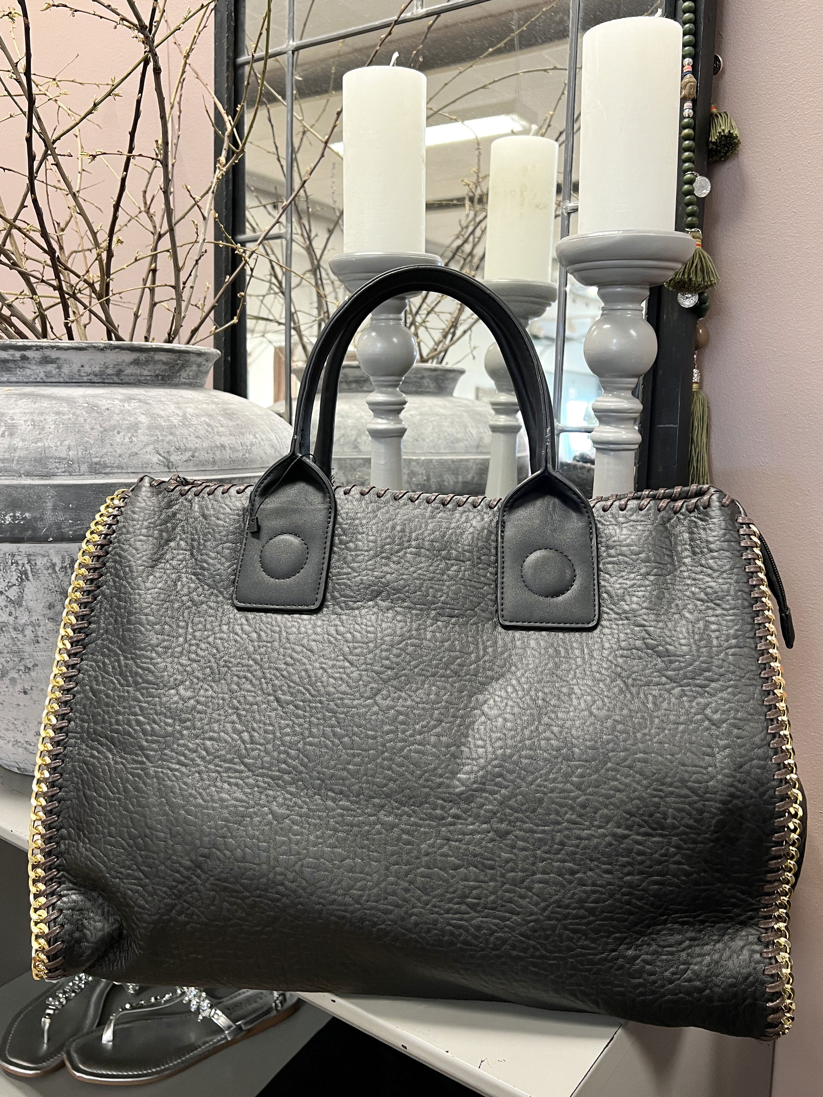 Lena - Svart shoppingväska med guldkedja