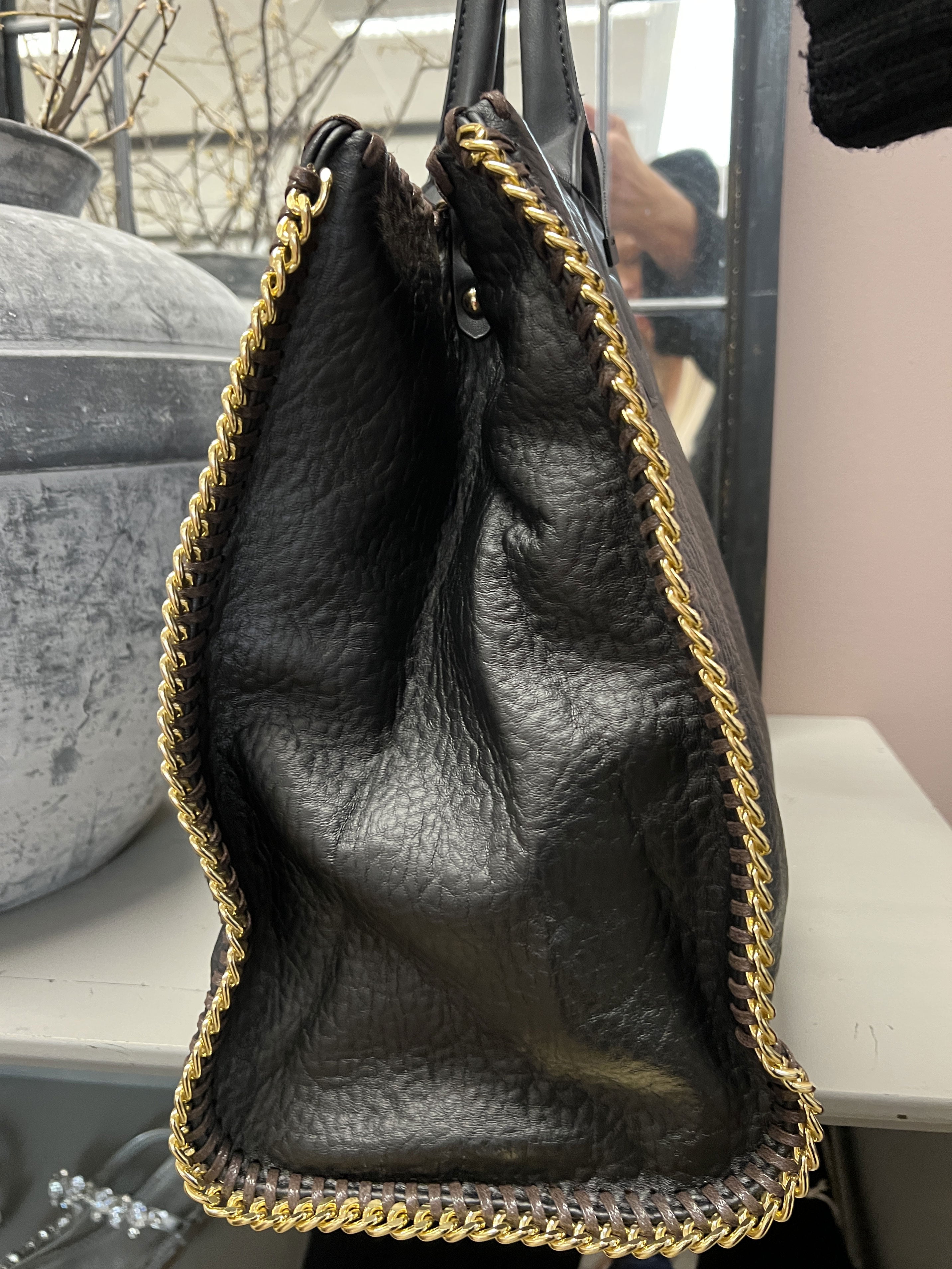 Lena - Svart shoppingväska med guldkedja