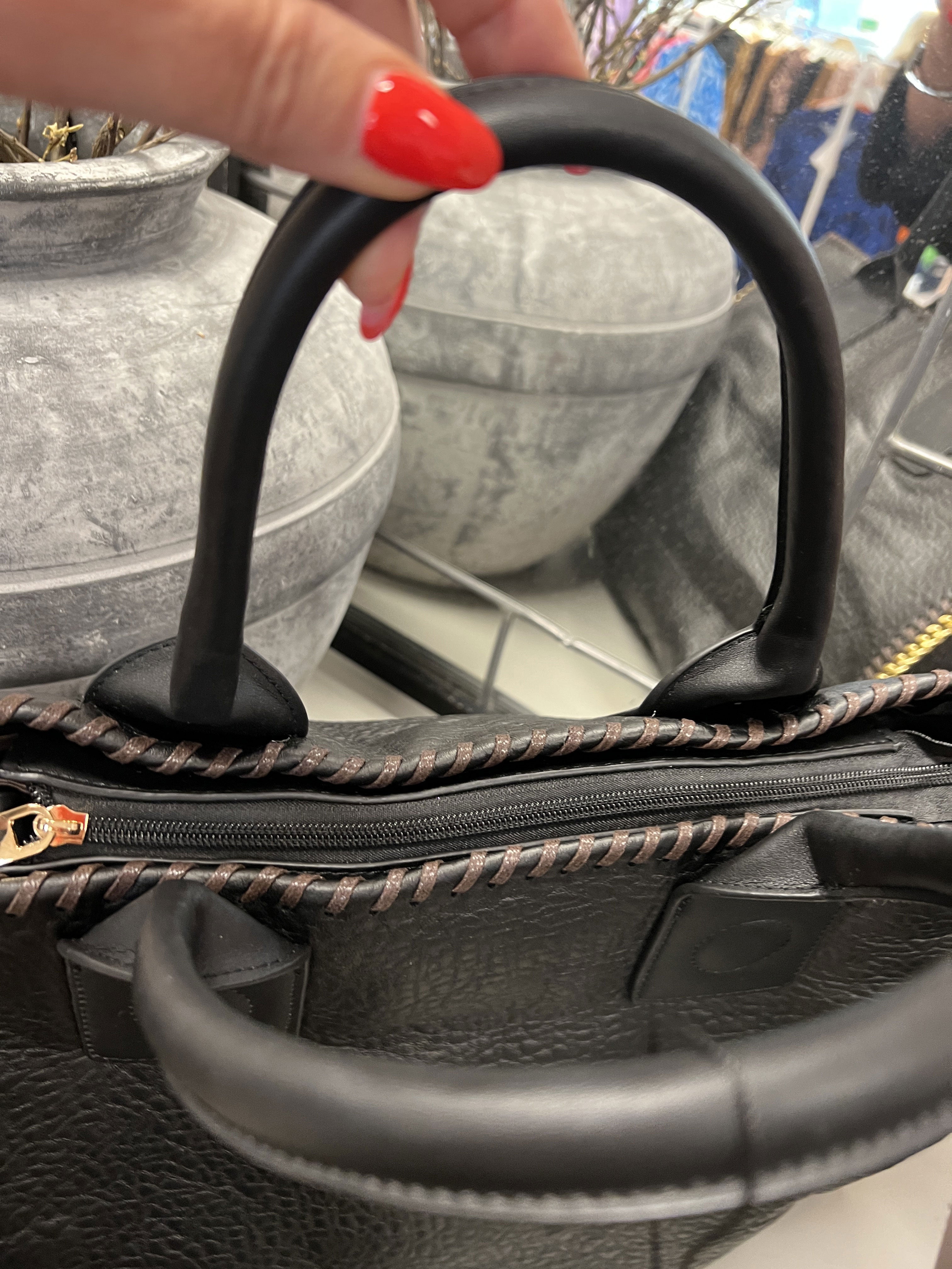 Lena - Svart shoppingväska med guldkedja