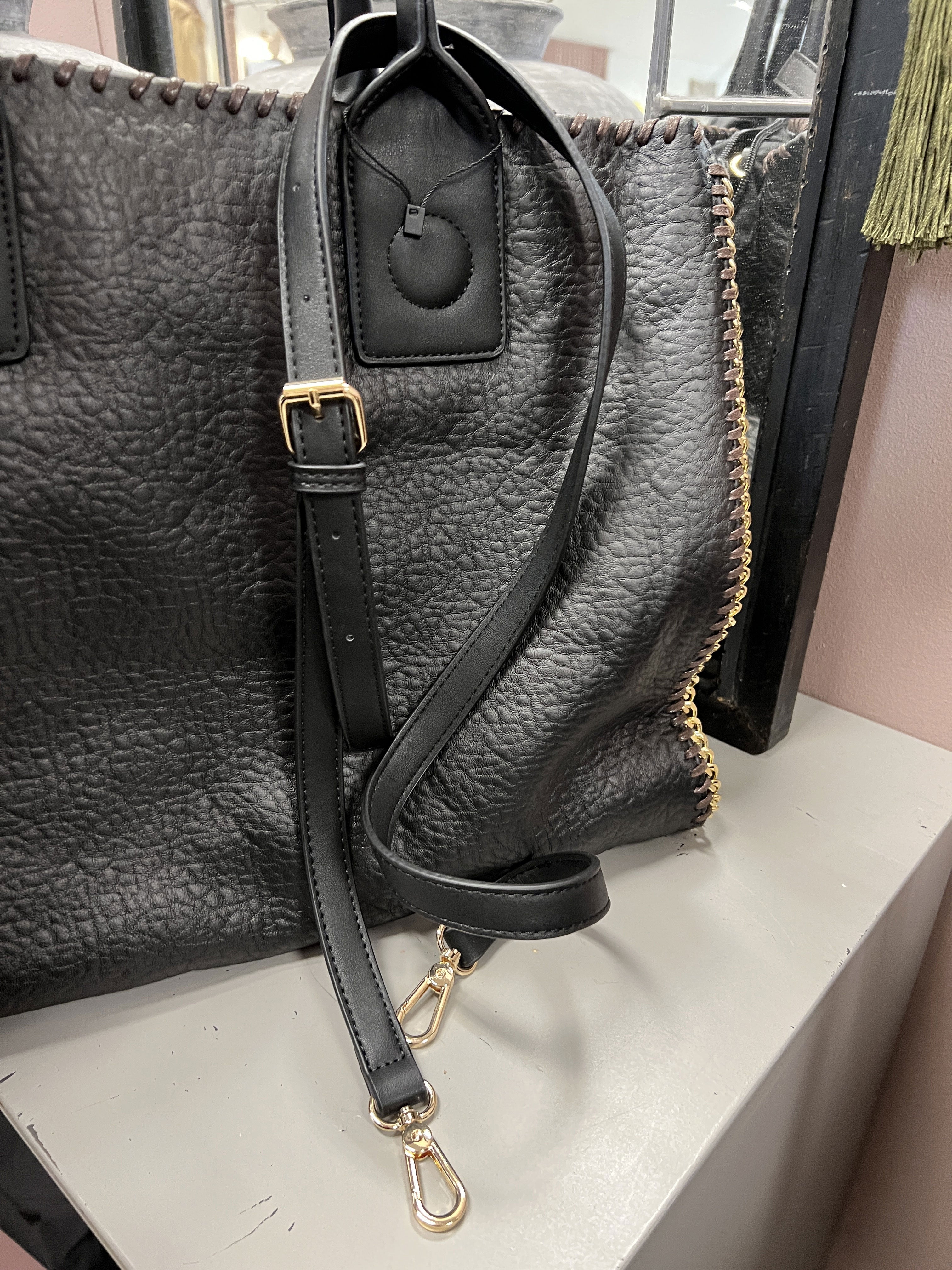 Lena - Svart shoppingväska med guldkedja