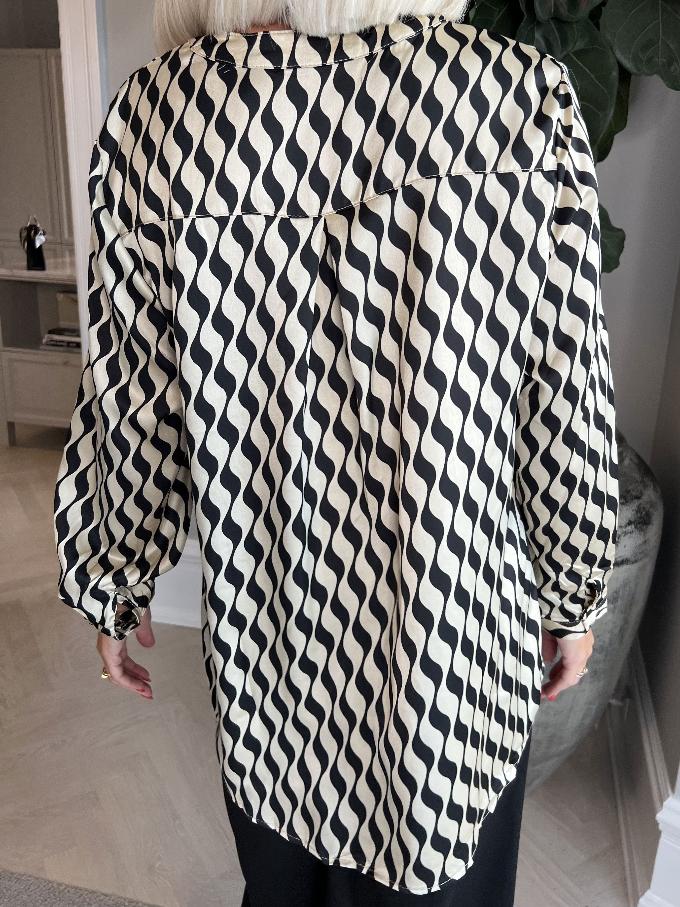 Leona - Mångfärgad mönstrad skjorta i silkeslook