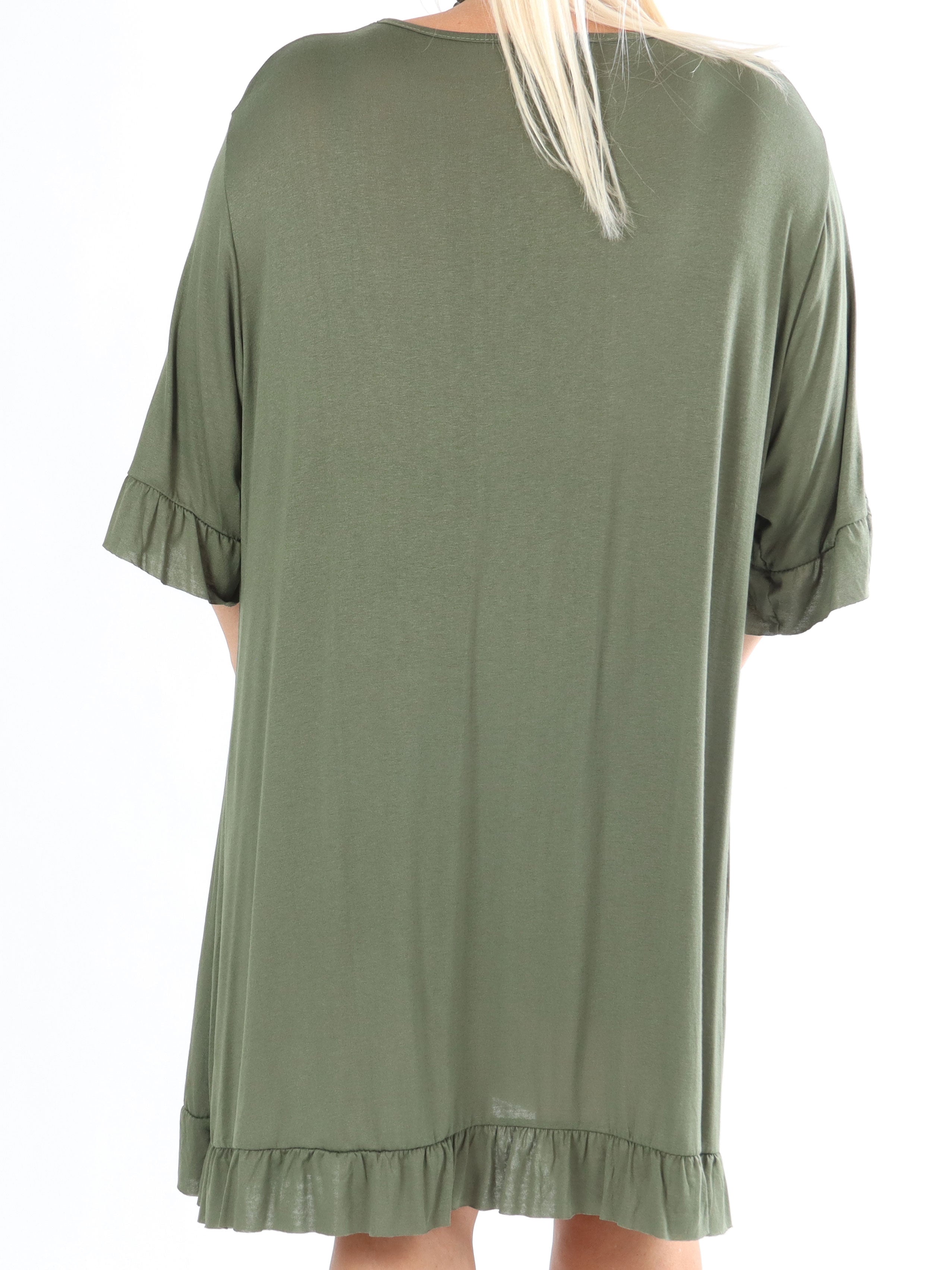 Leonara - Enkel plus size klänning i viskos med volangkanter