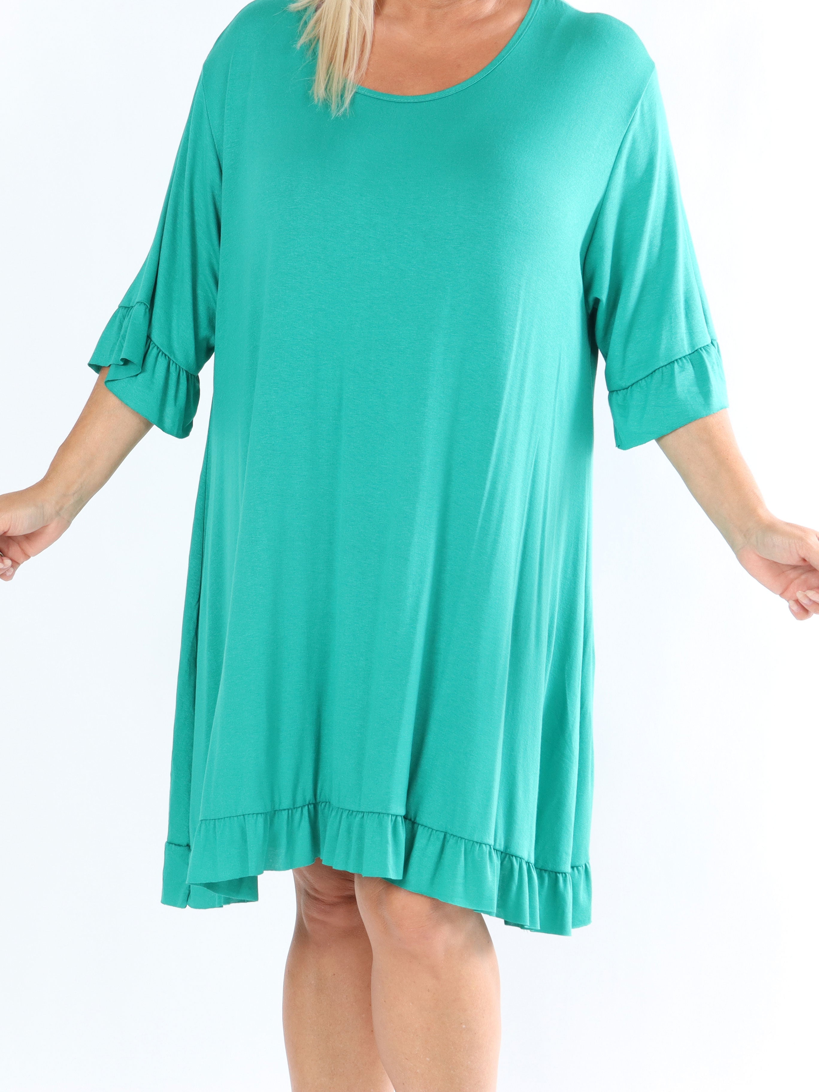 Leonara - Enkel plus size klänning i viskos med volangkanter - Black