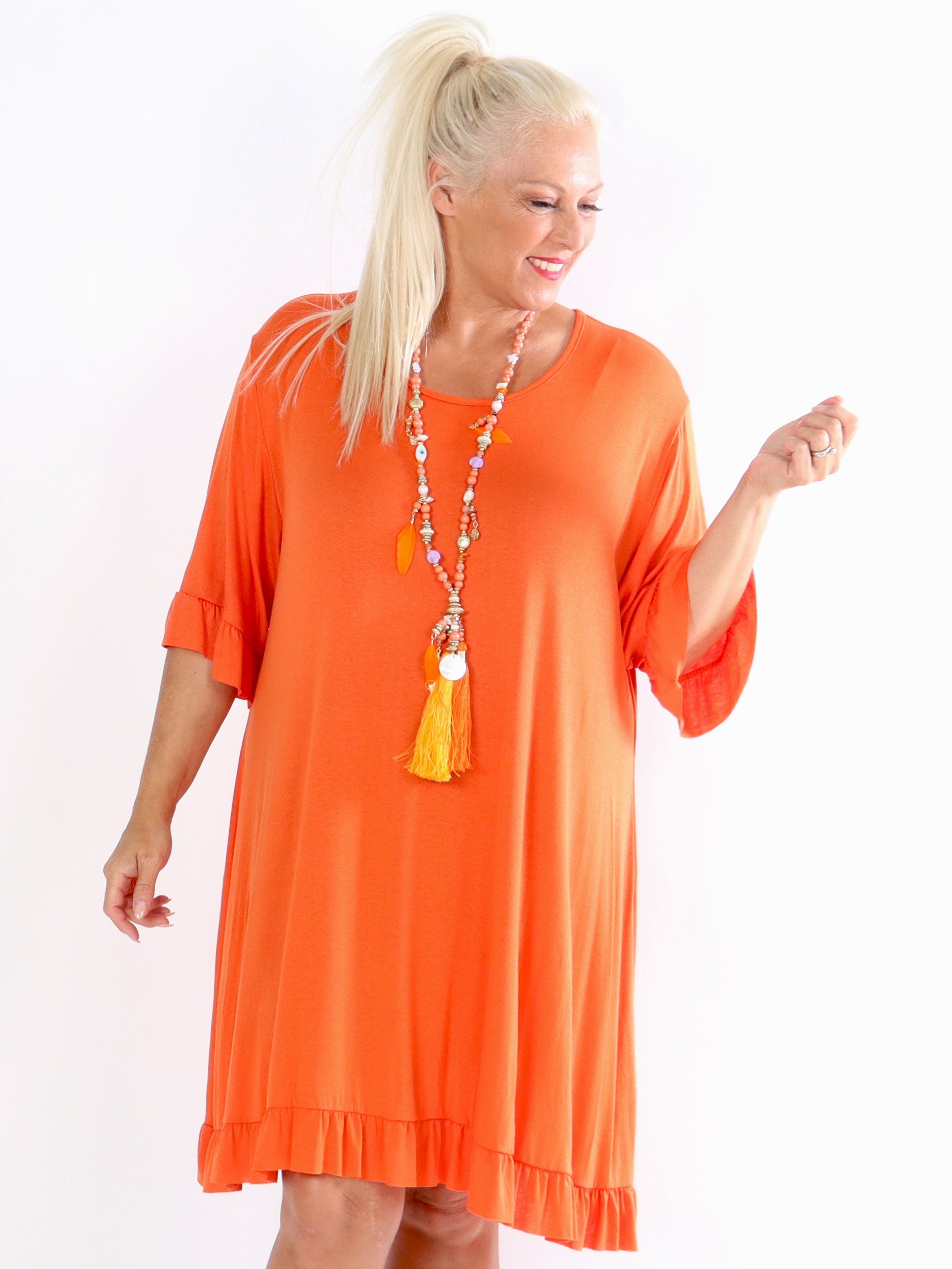 Leonara - Enkel viskosklänning med volangkanter