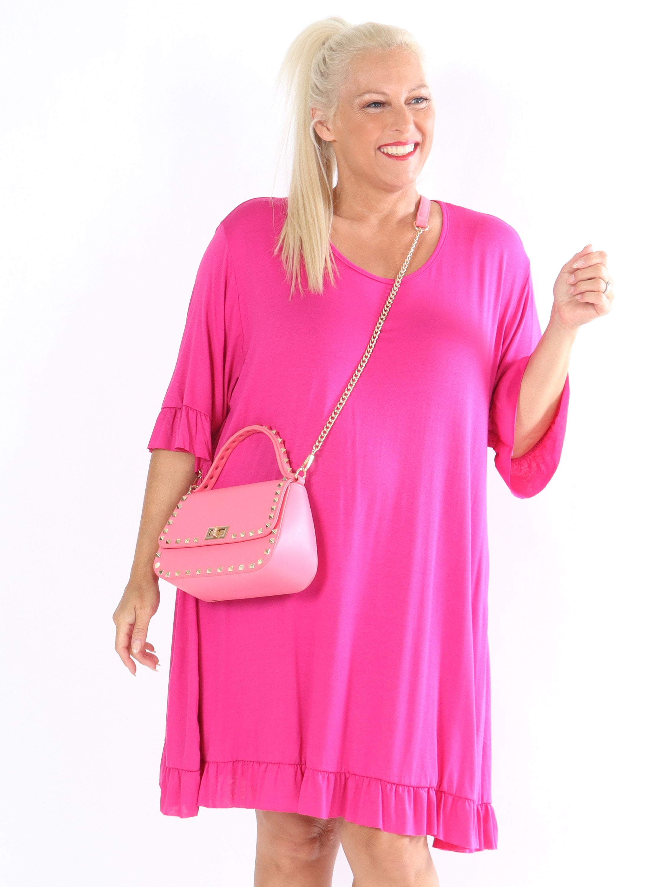 Leonara - Enkel plus size klänning i viskos med volangkanter