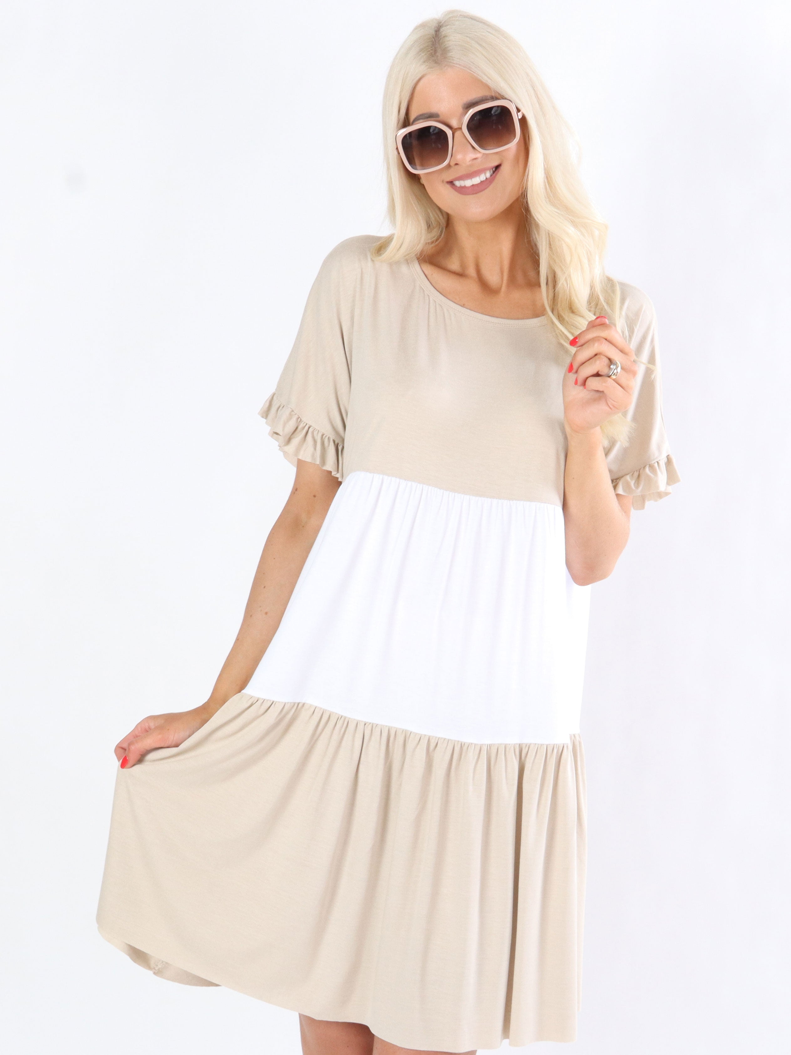 Lesly - Armégrön och vit klänning i jerseytyg med volangärmar