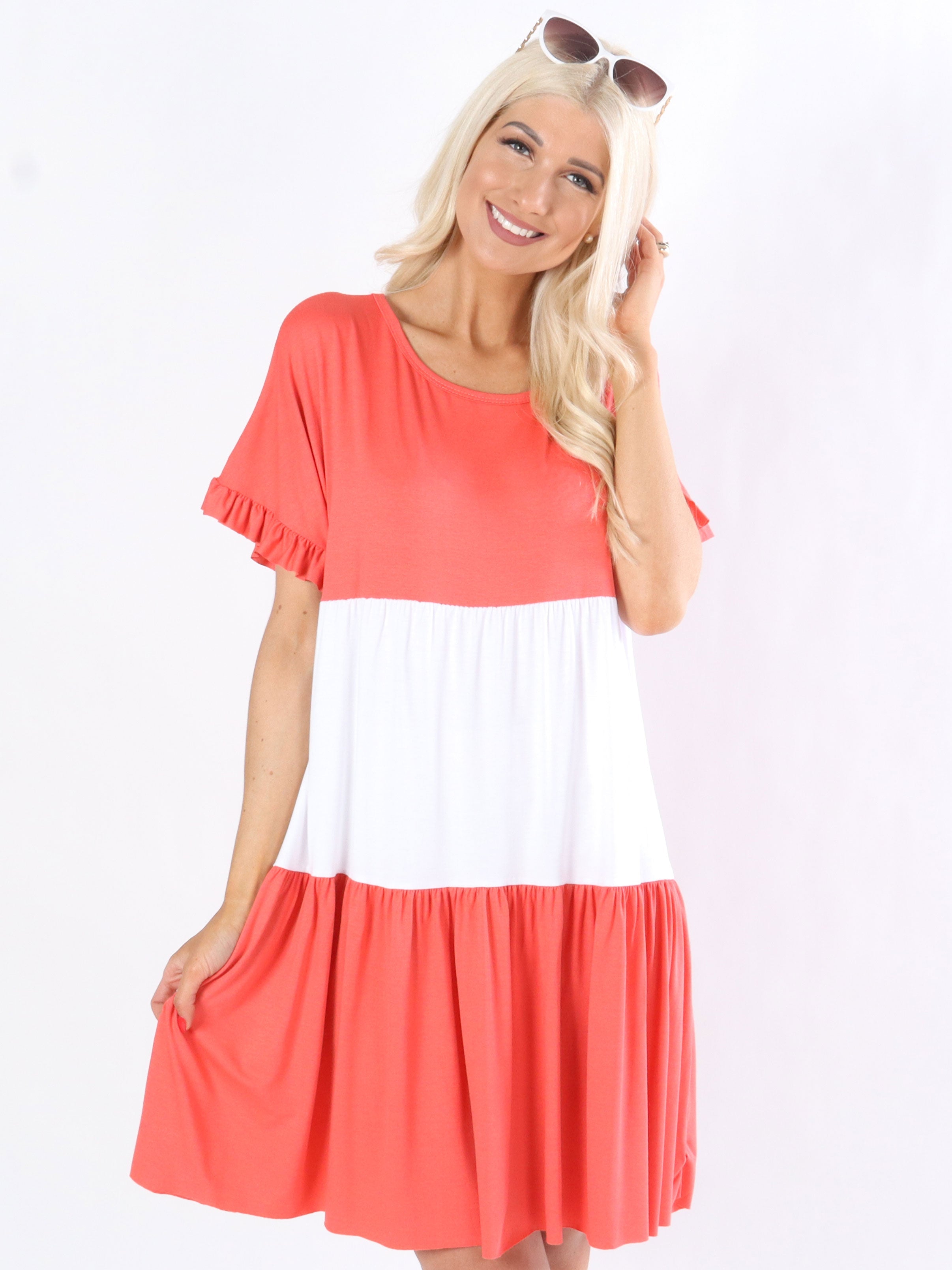 Lesly - Armégrön och vit klänning i jerseytyg med volangärmar