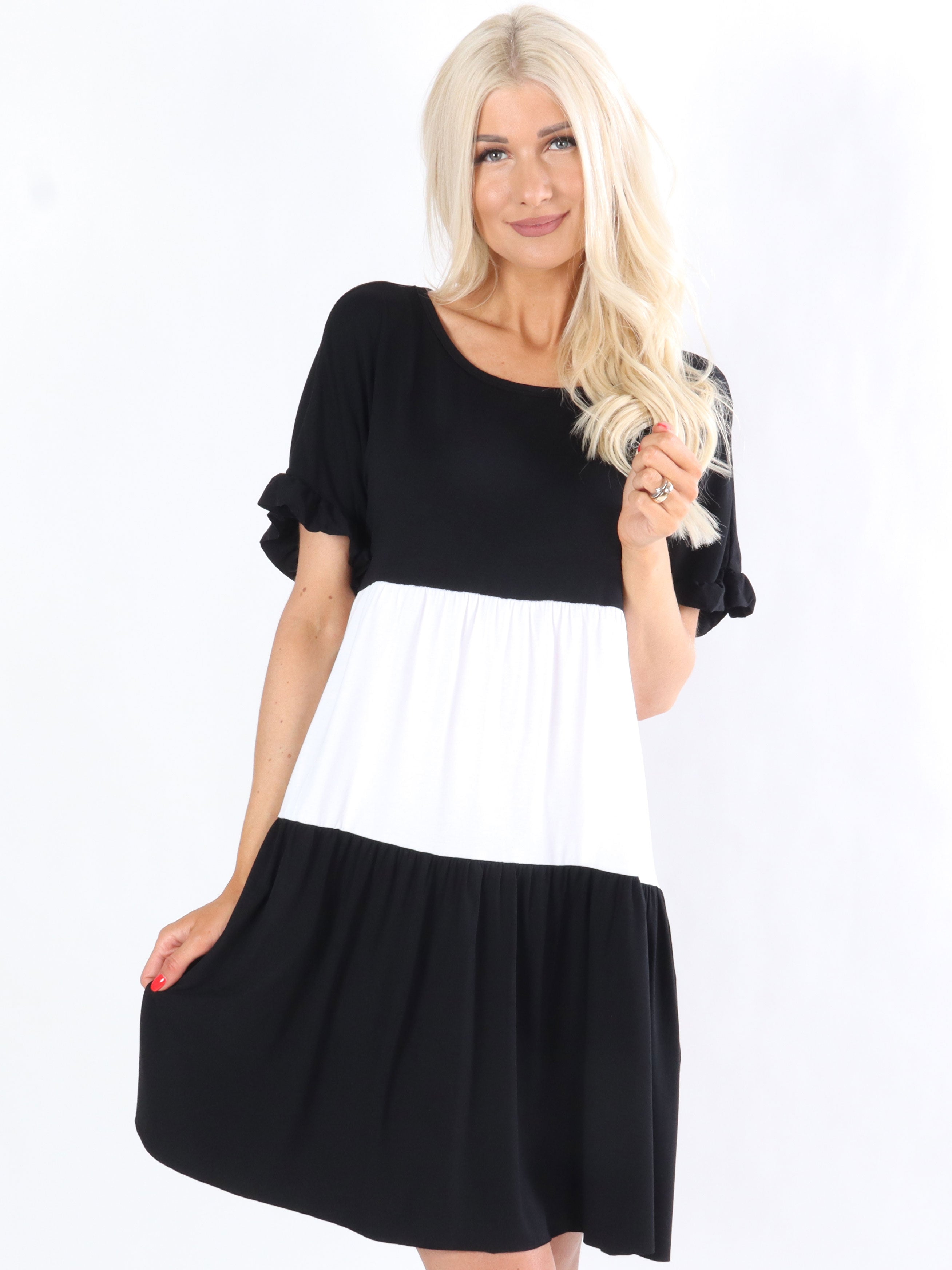 Lesly - Armégrön och vit klänning i jerseytyg med volangärmar