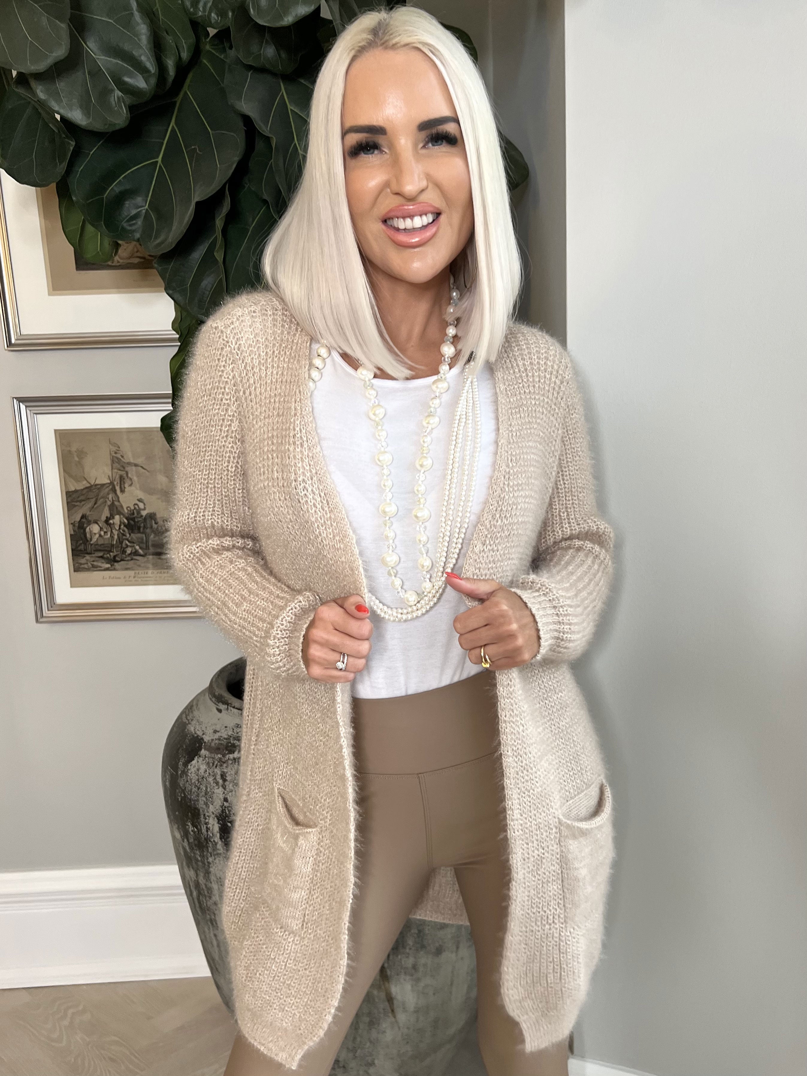 Levy - Svart fluffig kofta med fickor - Beige