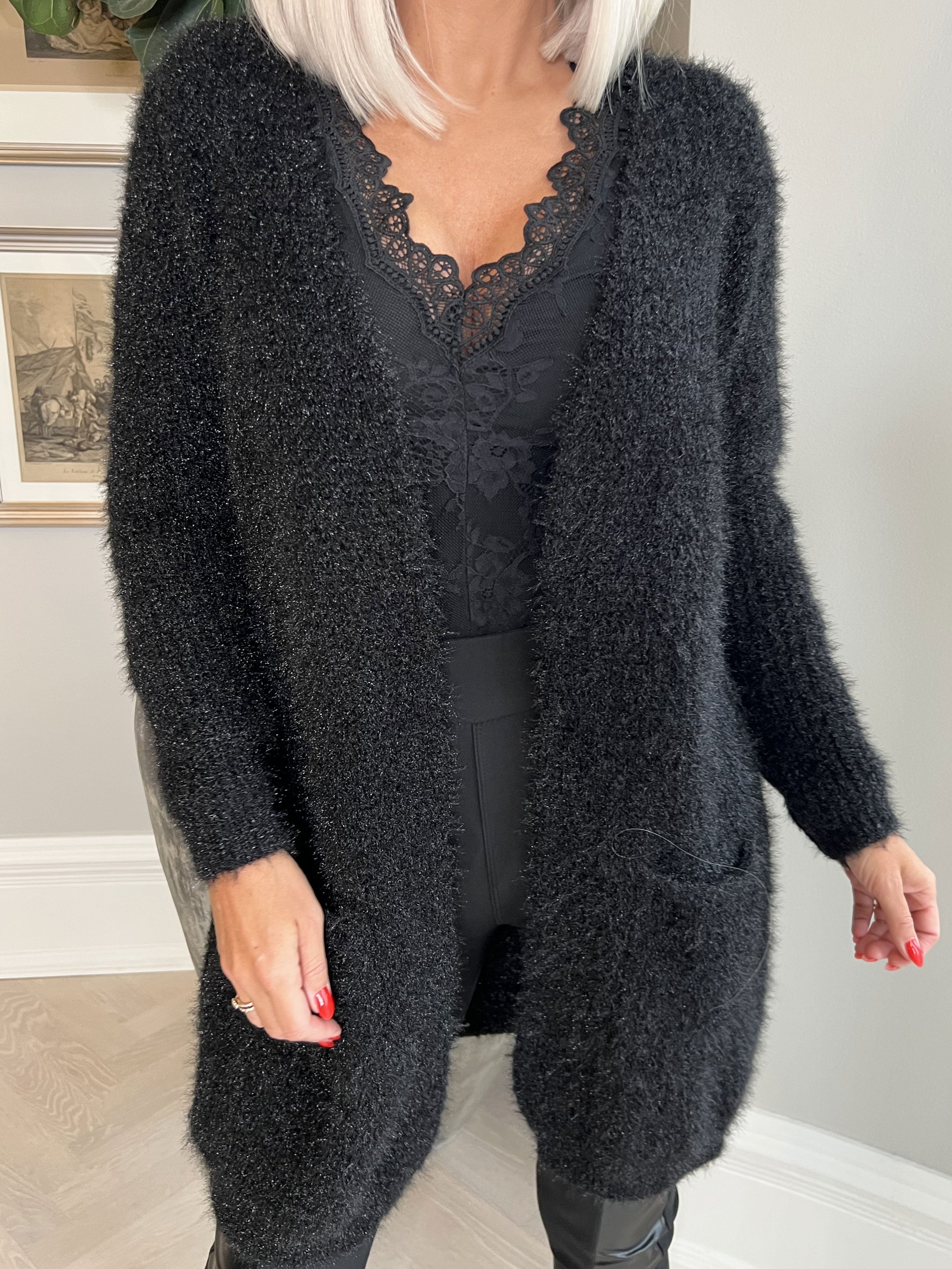 Levy - Svart fluffig kofta med fickor