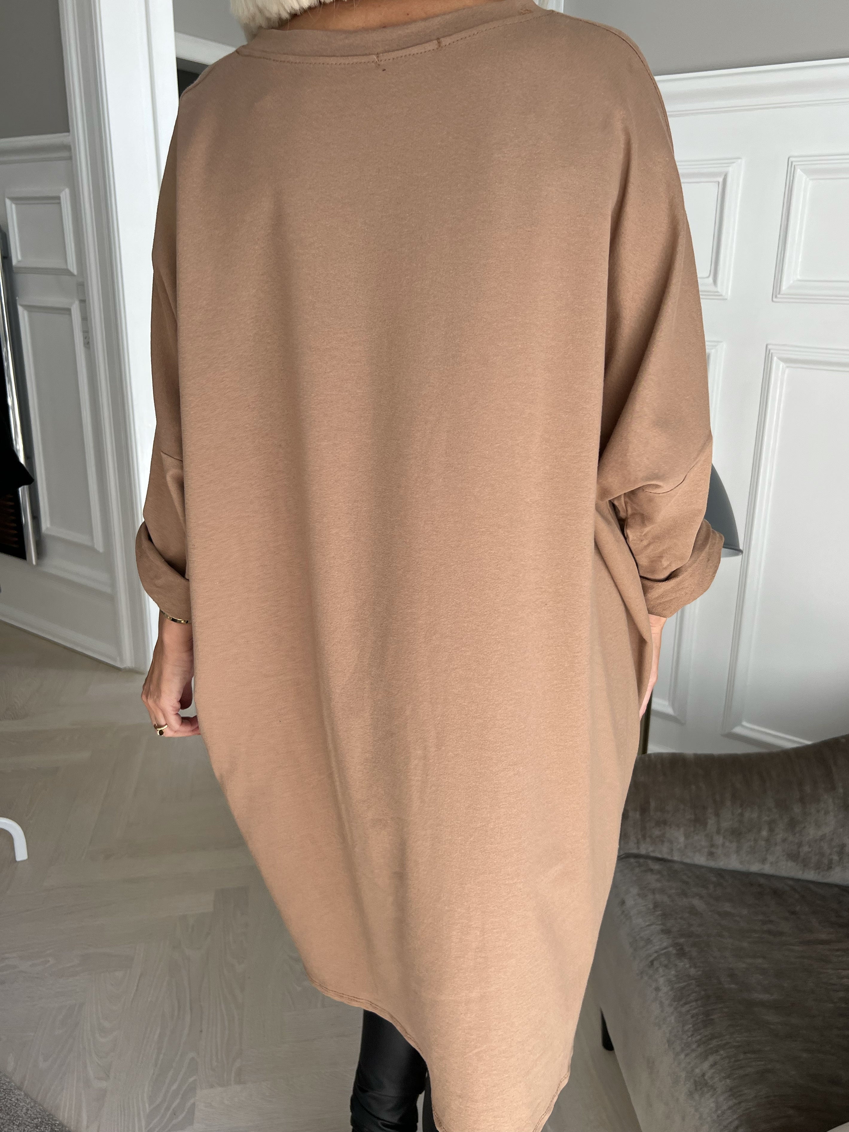 Liana - joggingklänning med guldtryck