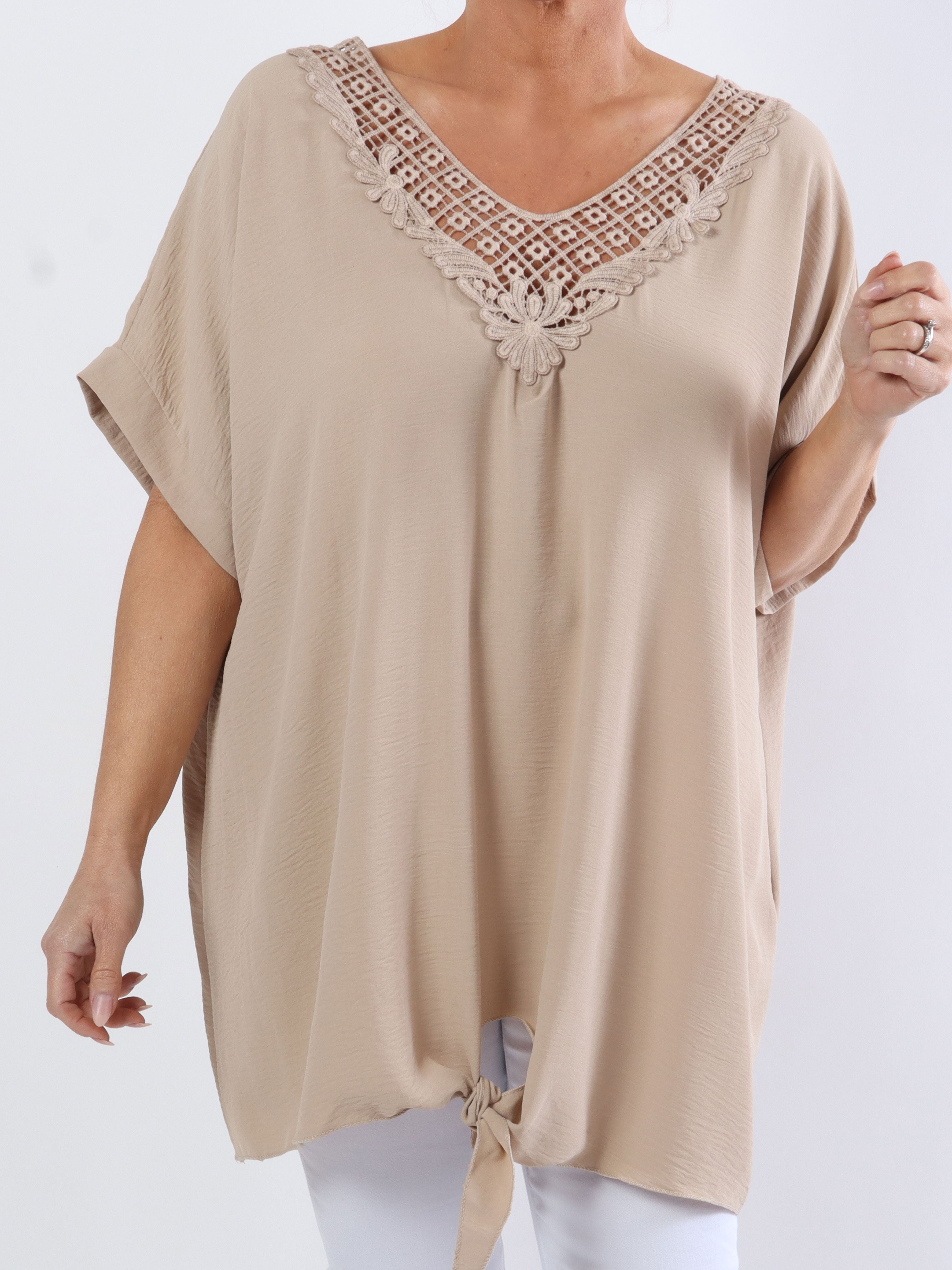 Lilly - Vacker plus size tunika med unik halsringning - Denim blue