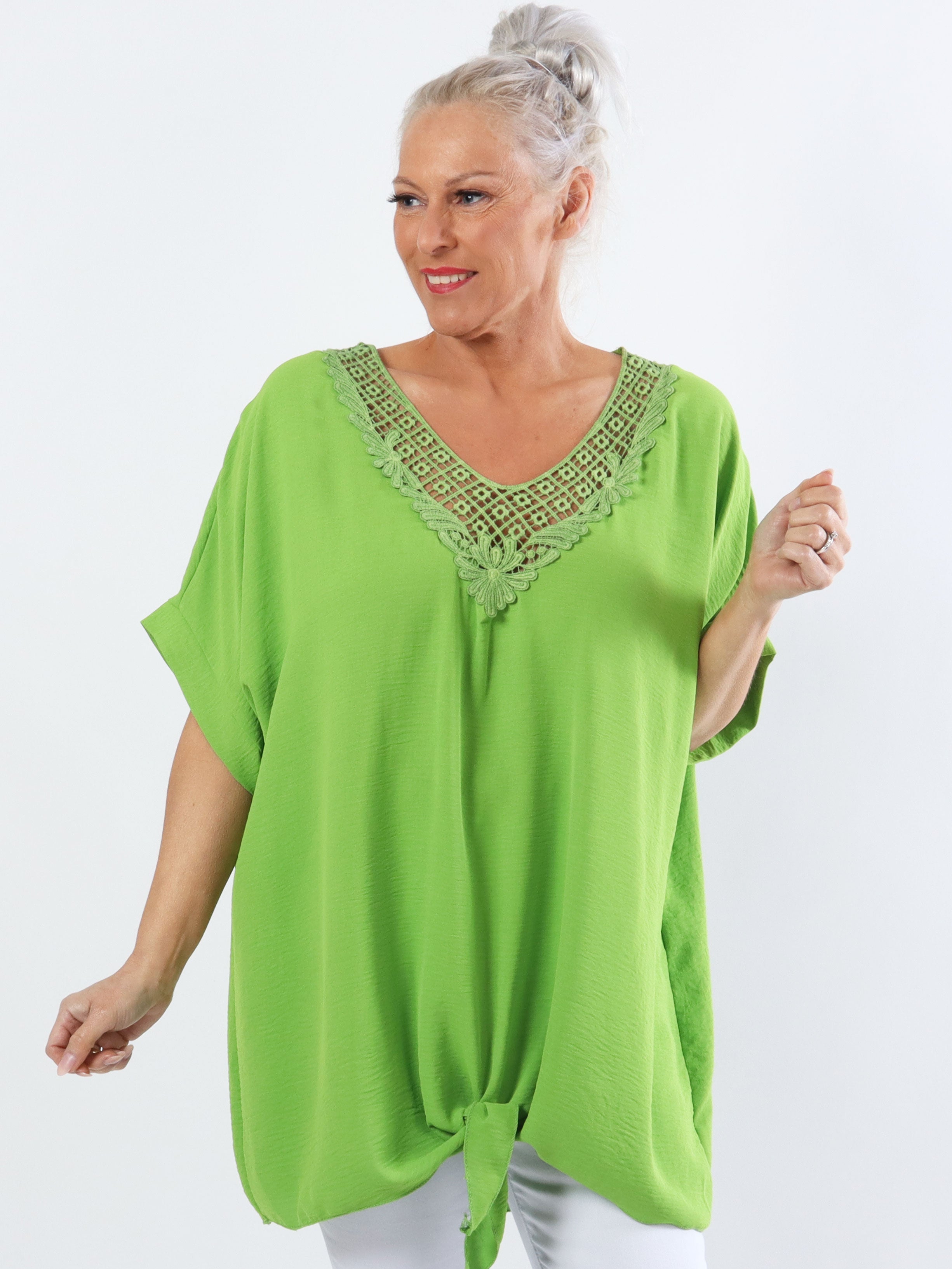 Lilly - Vacker plus size tunika med unik halsringning