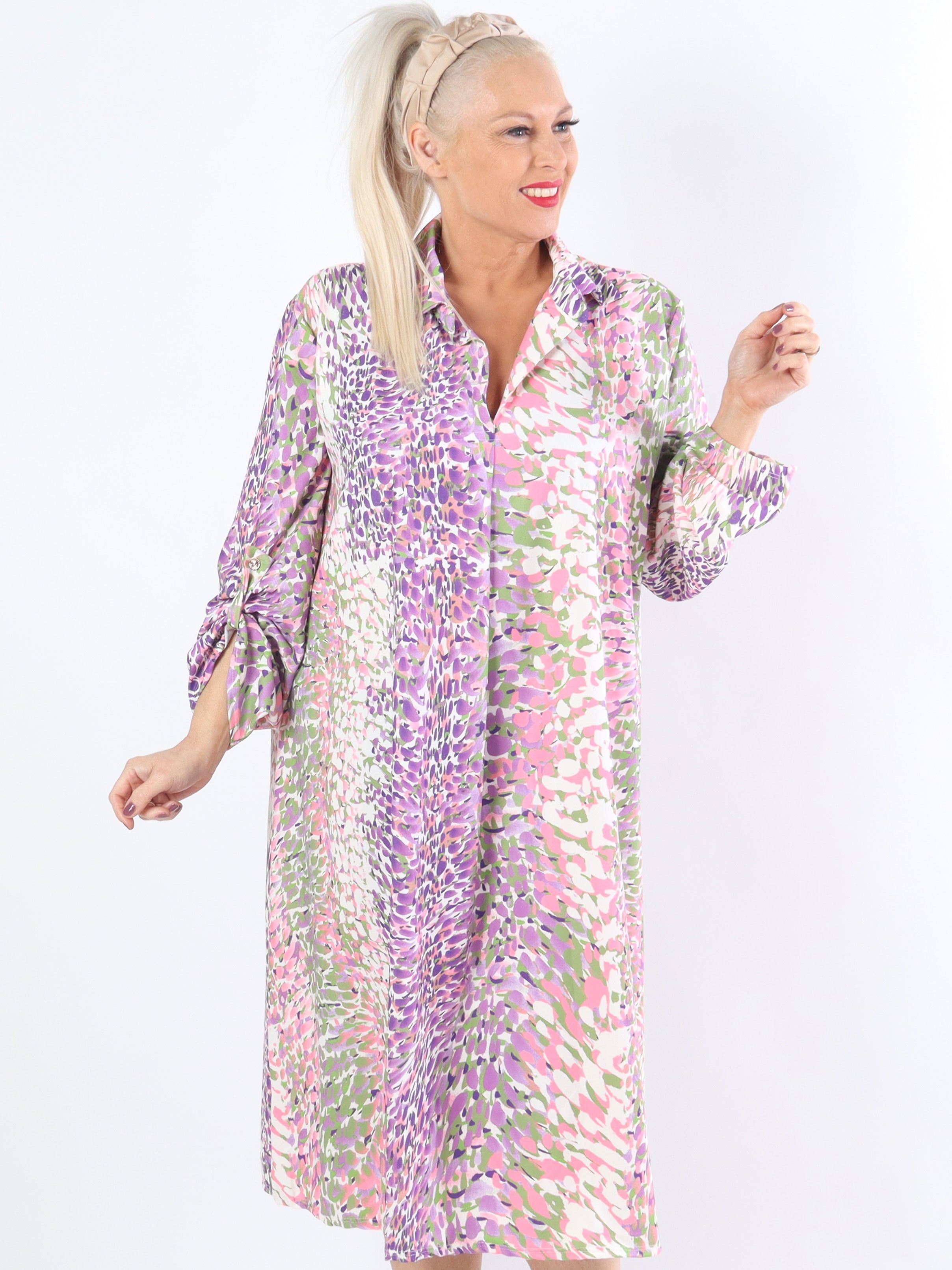 Lilly - Söt mönstrad klänning i plus size med skjortkrage