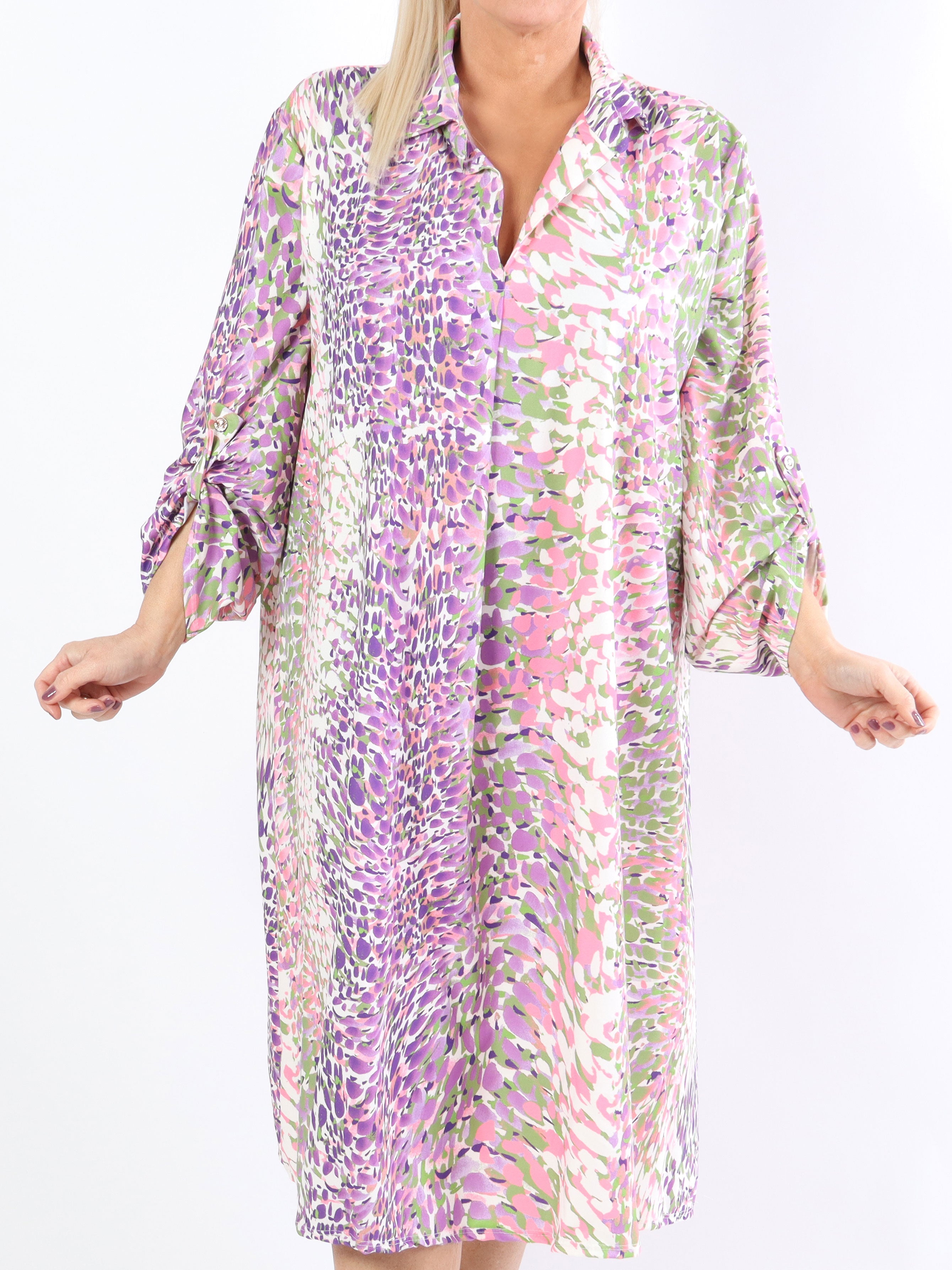 Lilly - Söt mönstrad klänning i plus size med skjortkrage