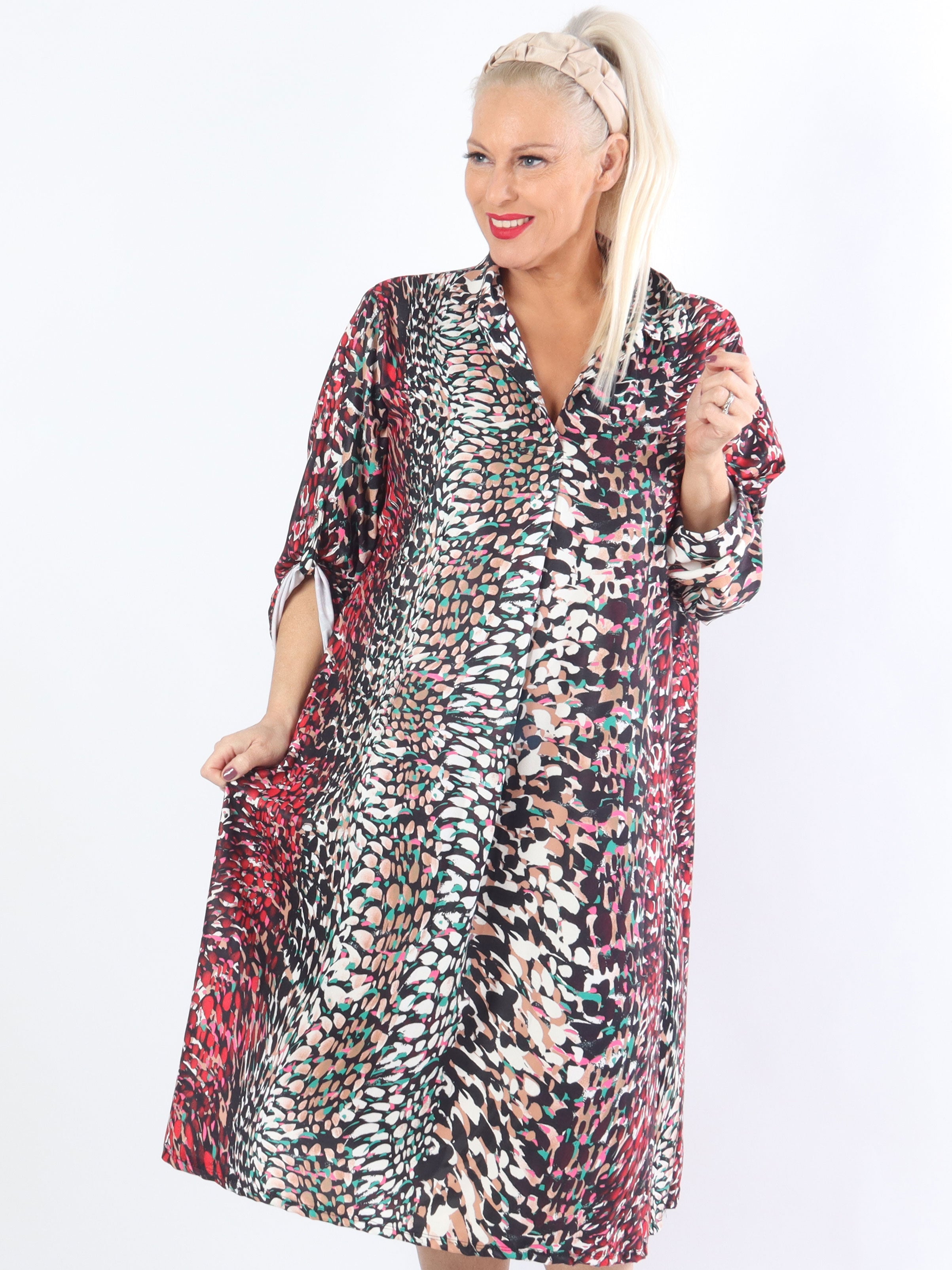 Lilly - Söt mönstrad klänning i plus size med skjortkrage