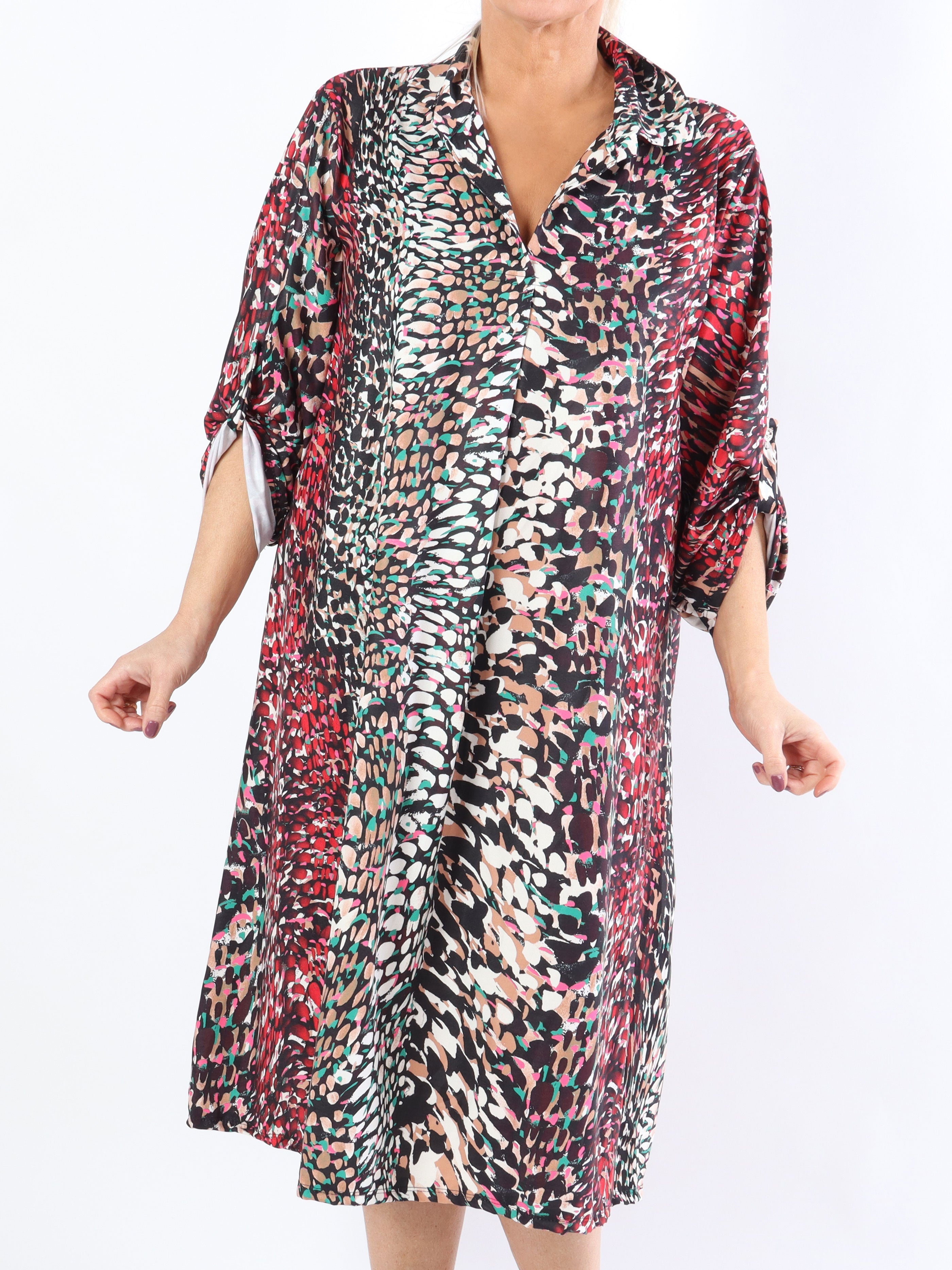 Lilly - Söt mönstrad klänning i plus size med skjortkrage