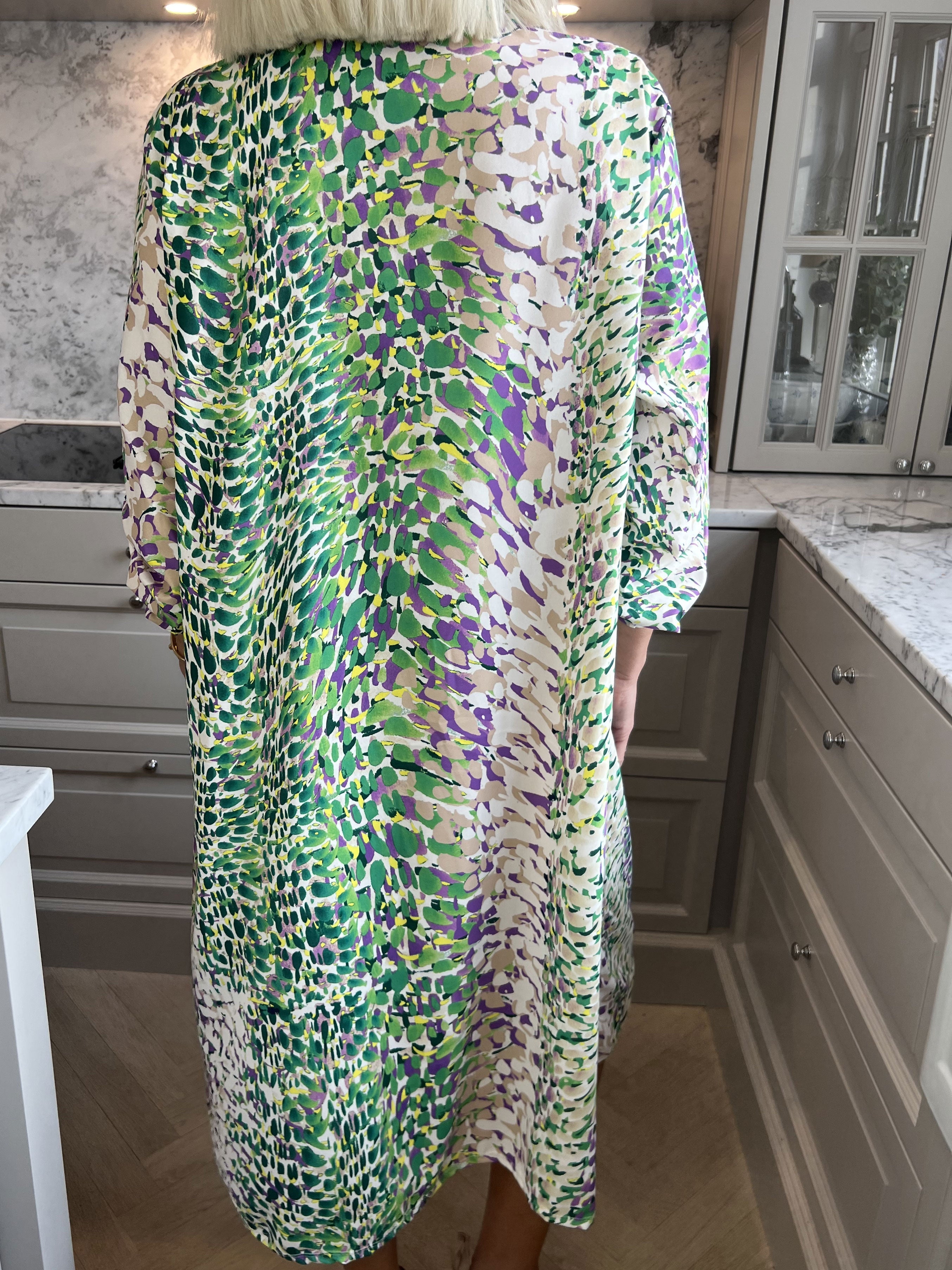 Lilly - Söt mönstrad klänning med skjortkrage