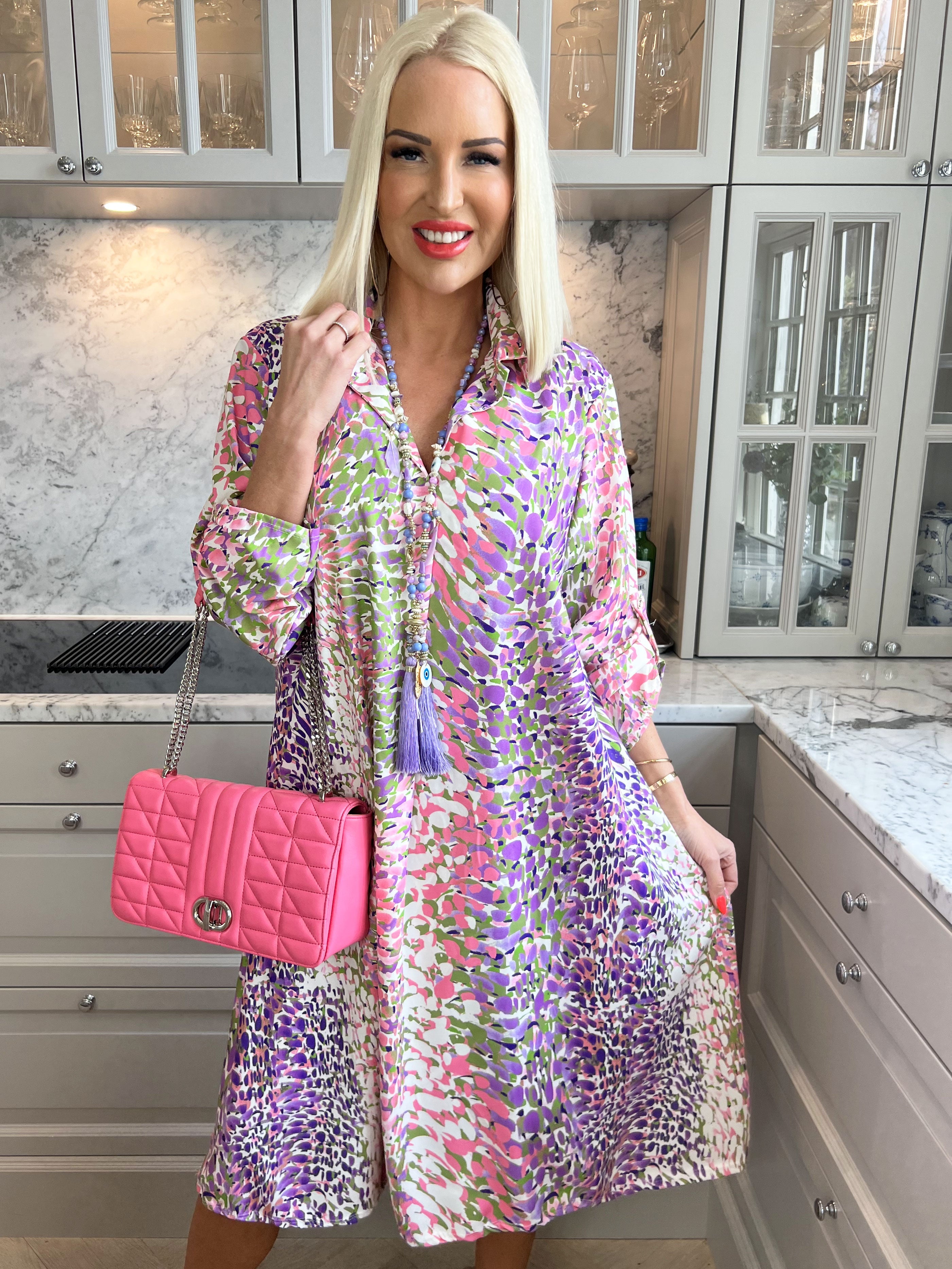 Lilly - Söt mönstrad klänning med skjortkrage