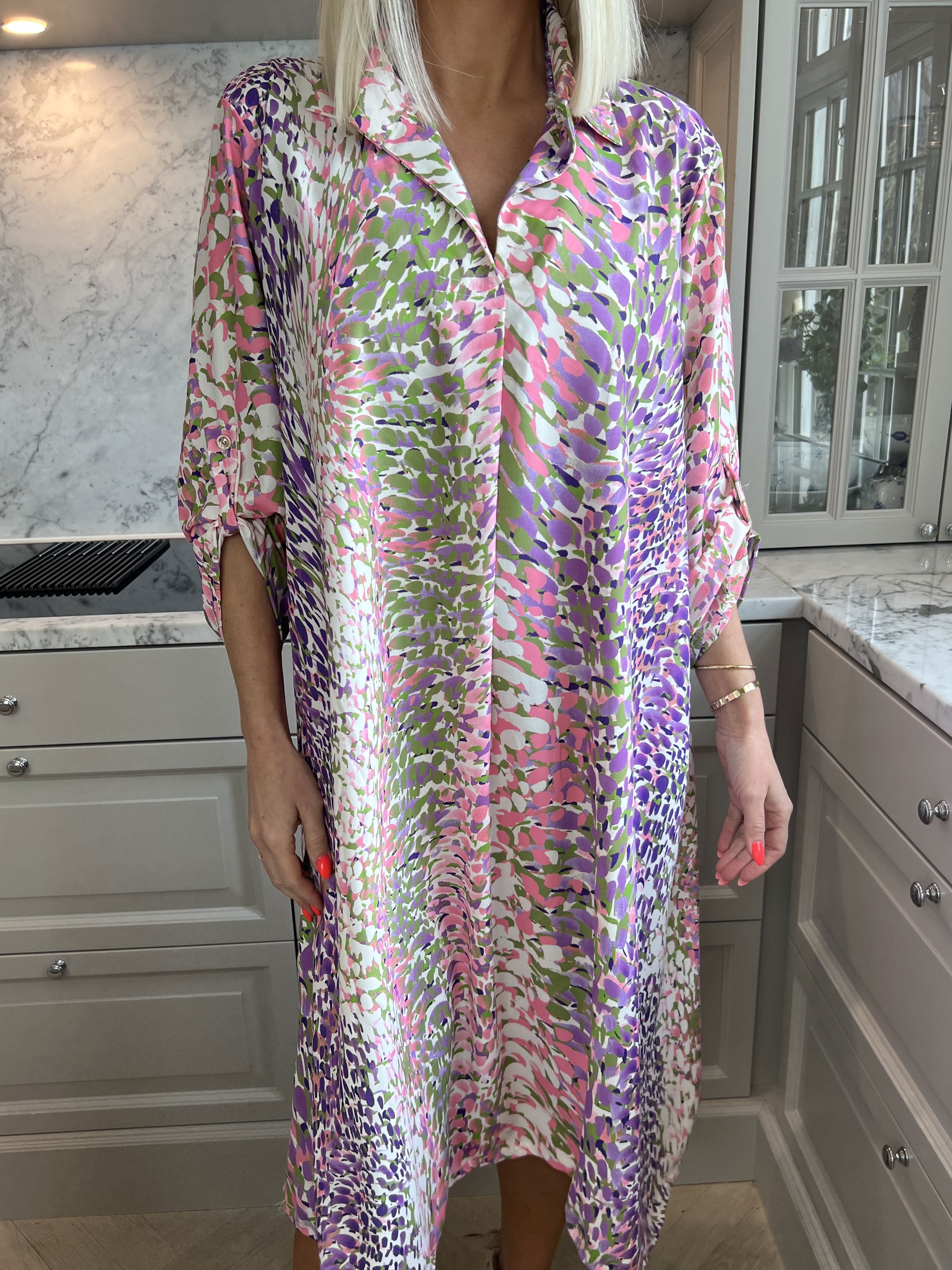 Lilly - Söt mönstrad klänning med skjortkrage