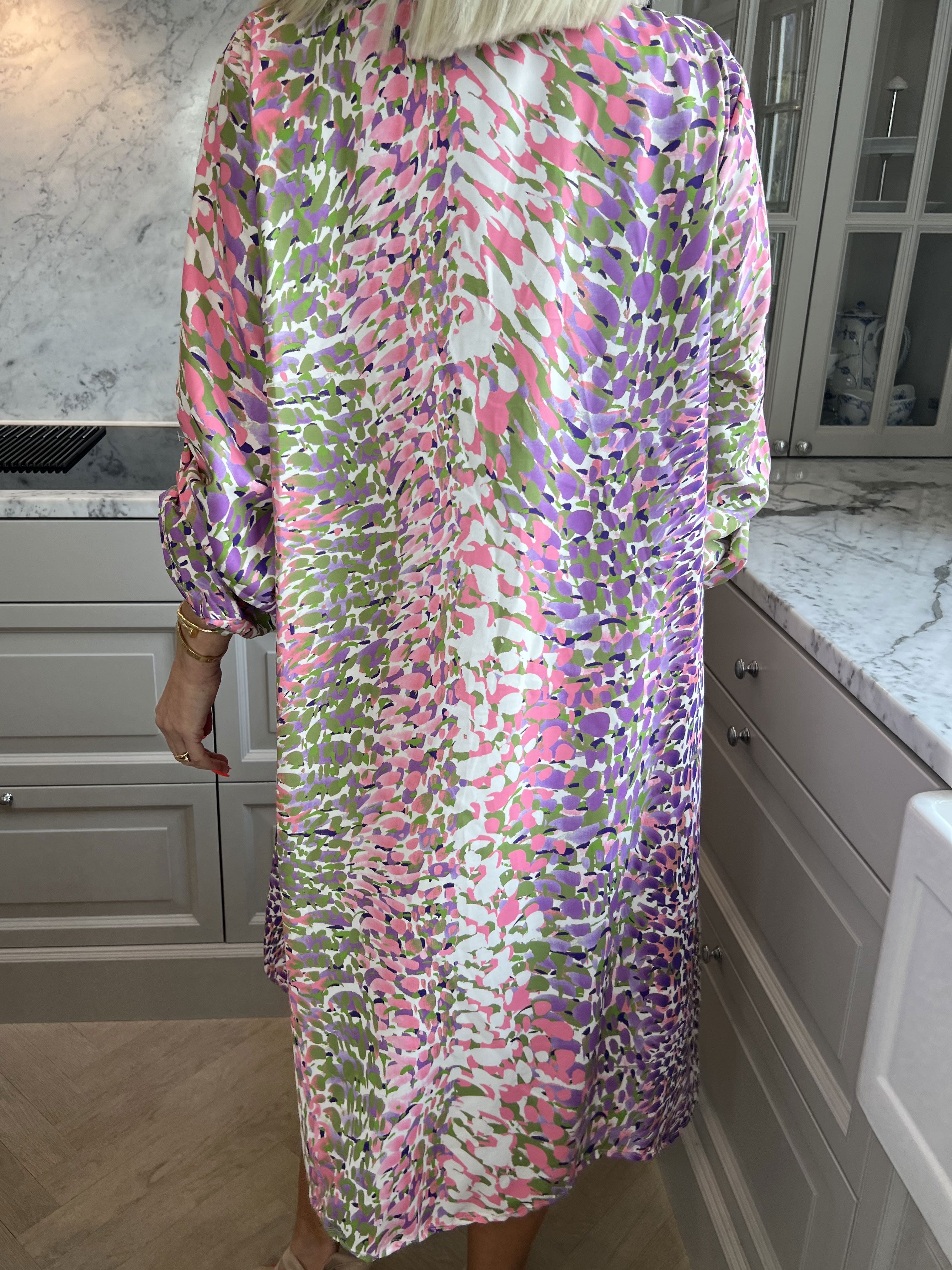 Lilly - Söt mönstrad klänning med skjortkrage