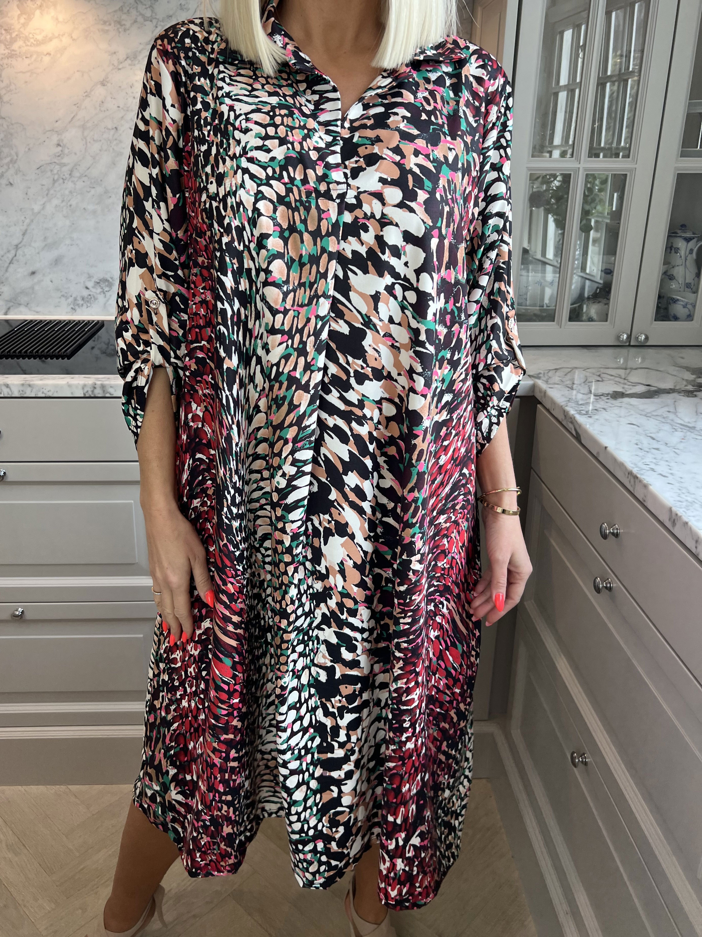 Lilly - Söt mönstrad klänning med skjortkrage