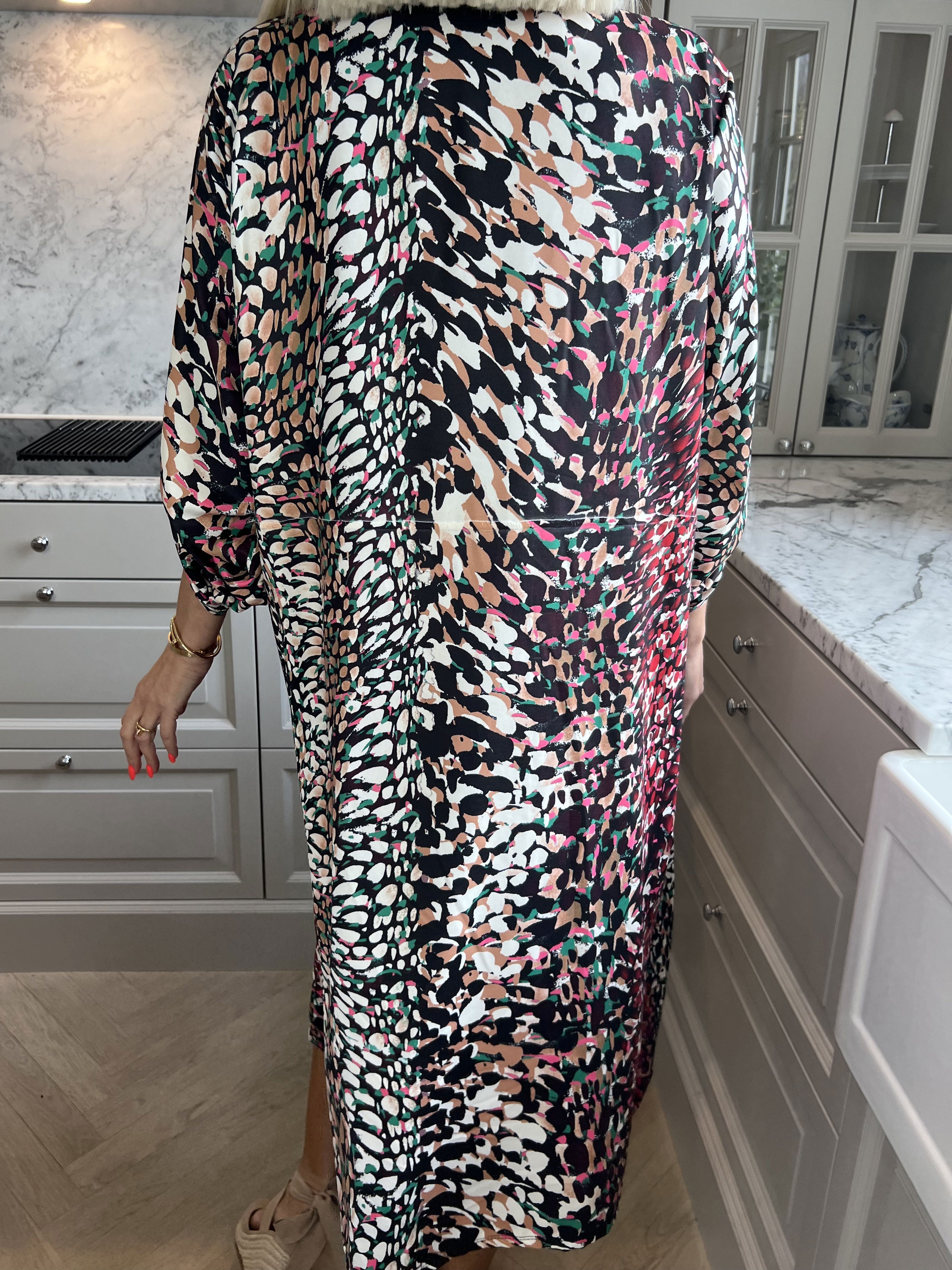 Lilly - Söt mönstrad klänning med skjortkrage