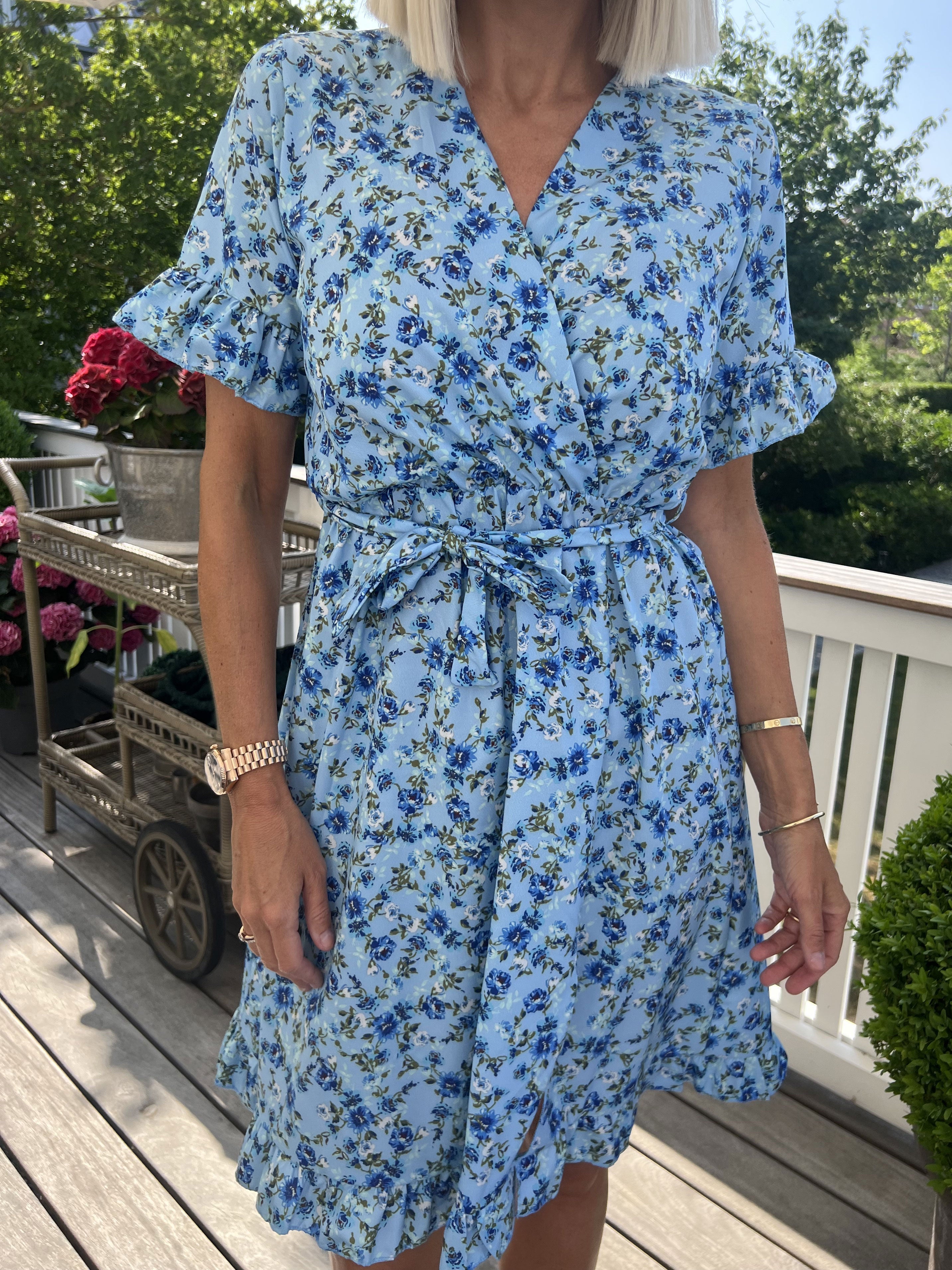 Lima - Söt kort sommarklänning med knytband i midjan - Black