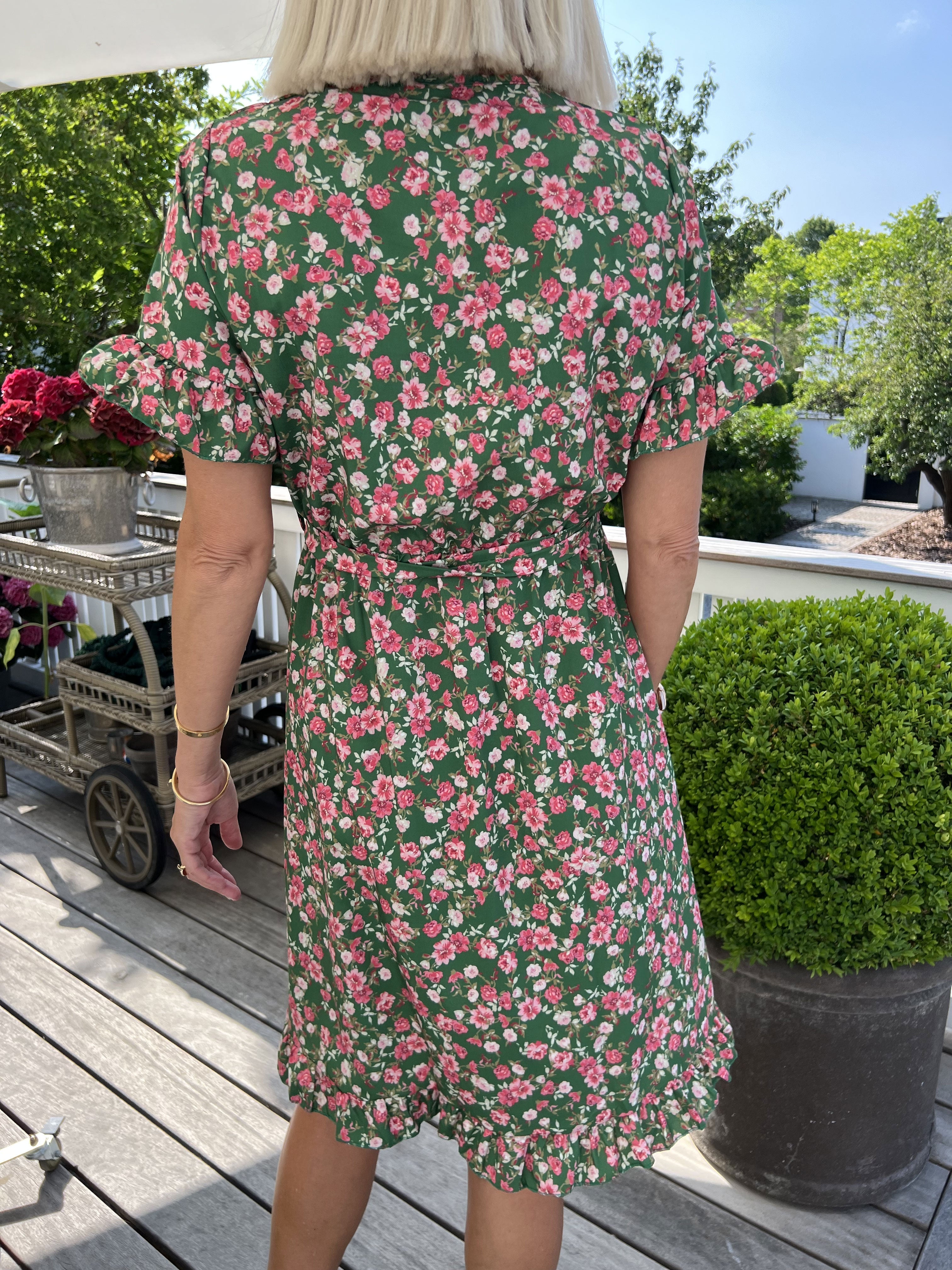 Lima - Söt kort sommarklänning med knytband i midjan - Green