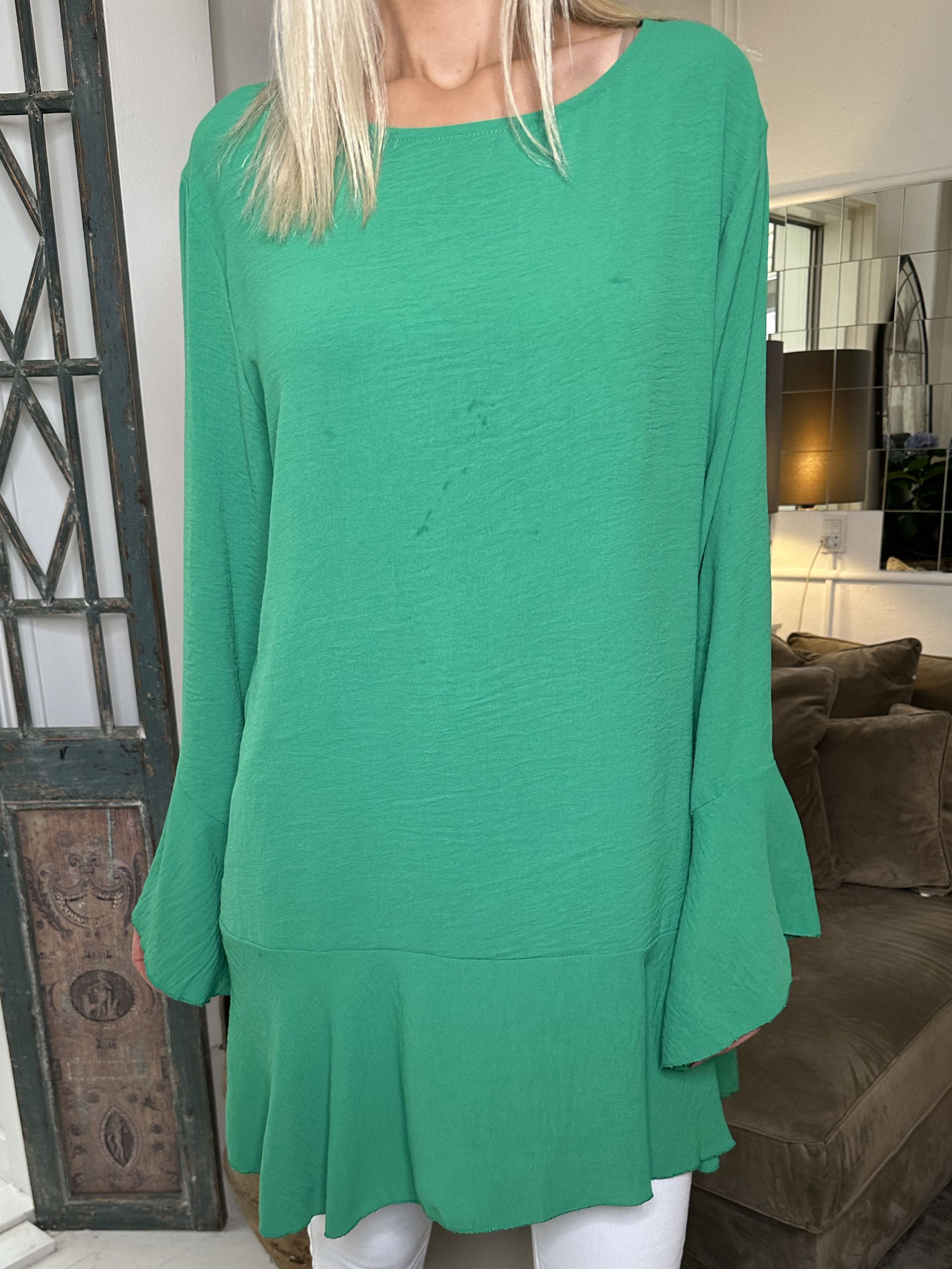 Linja - Söt blus med volang på ärmen