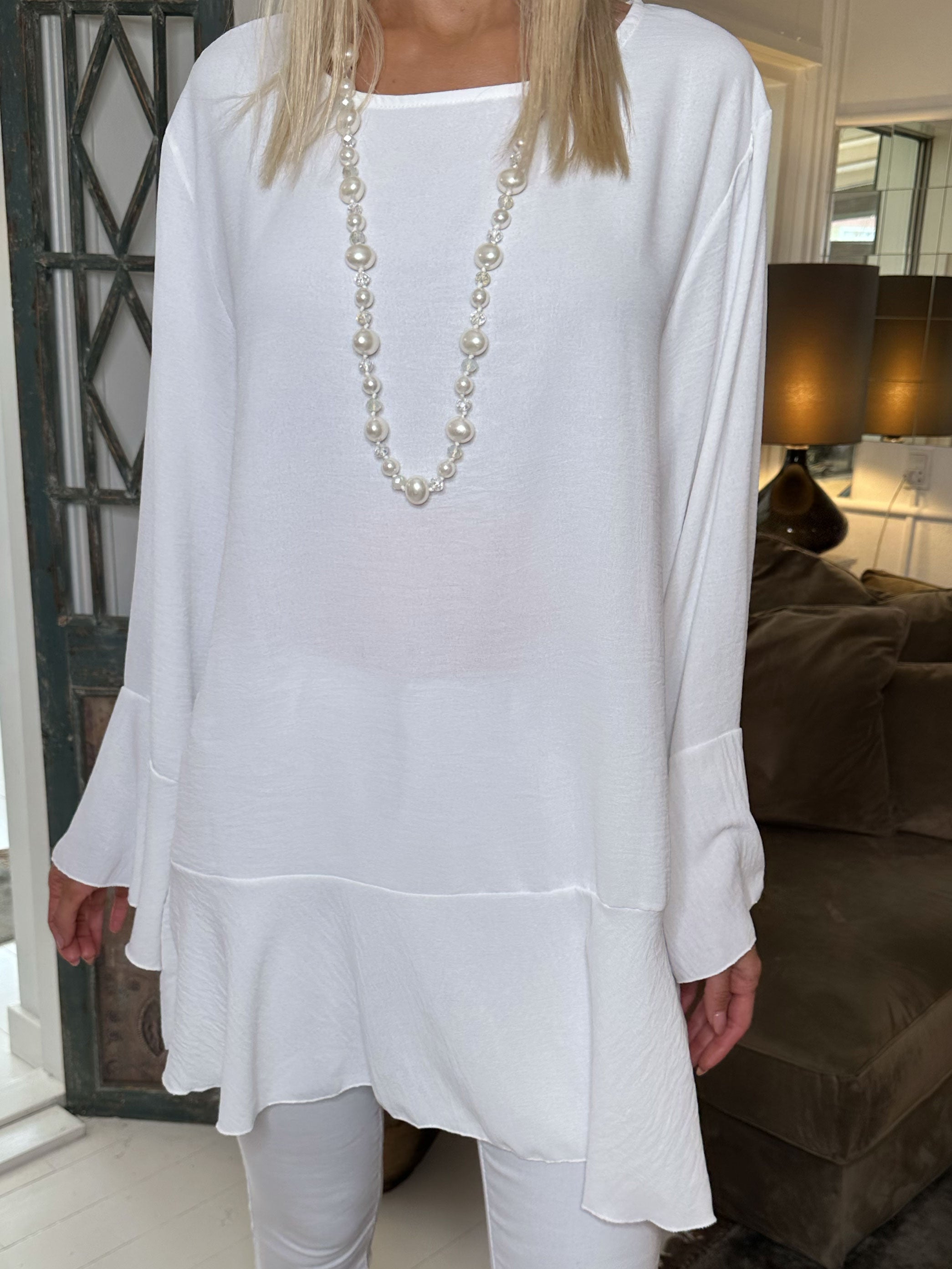 Linja - Söt blus med volang på ärmen