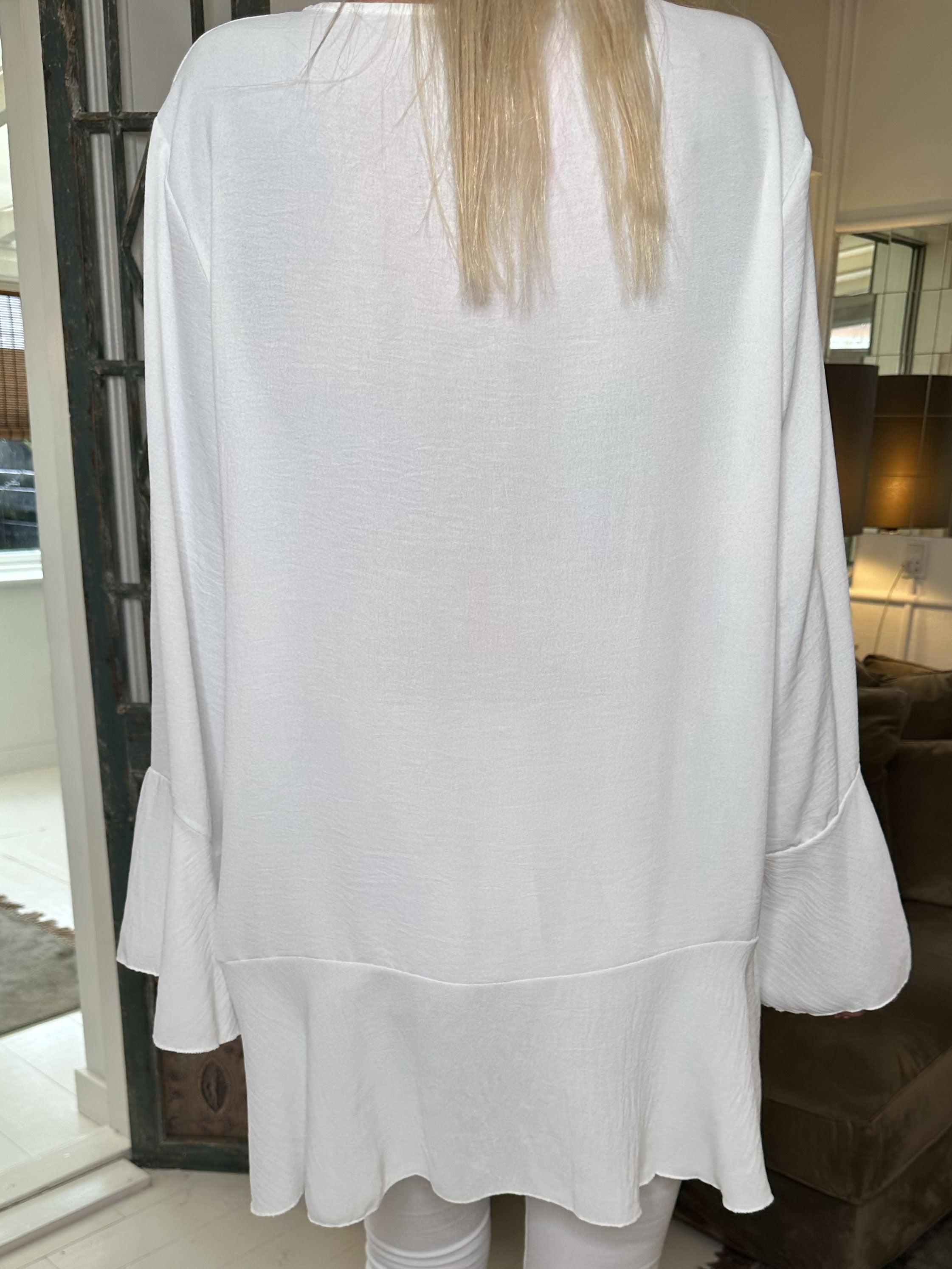 Linja - Söt blus med volang på ärmen