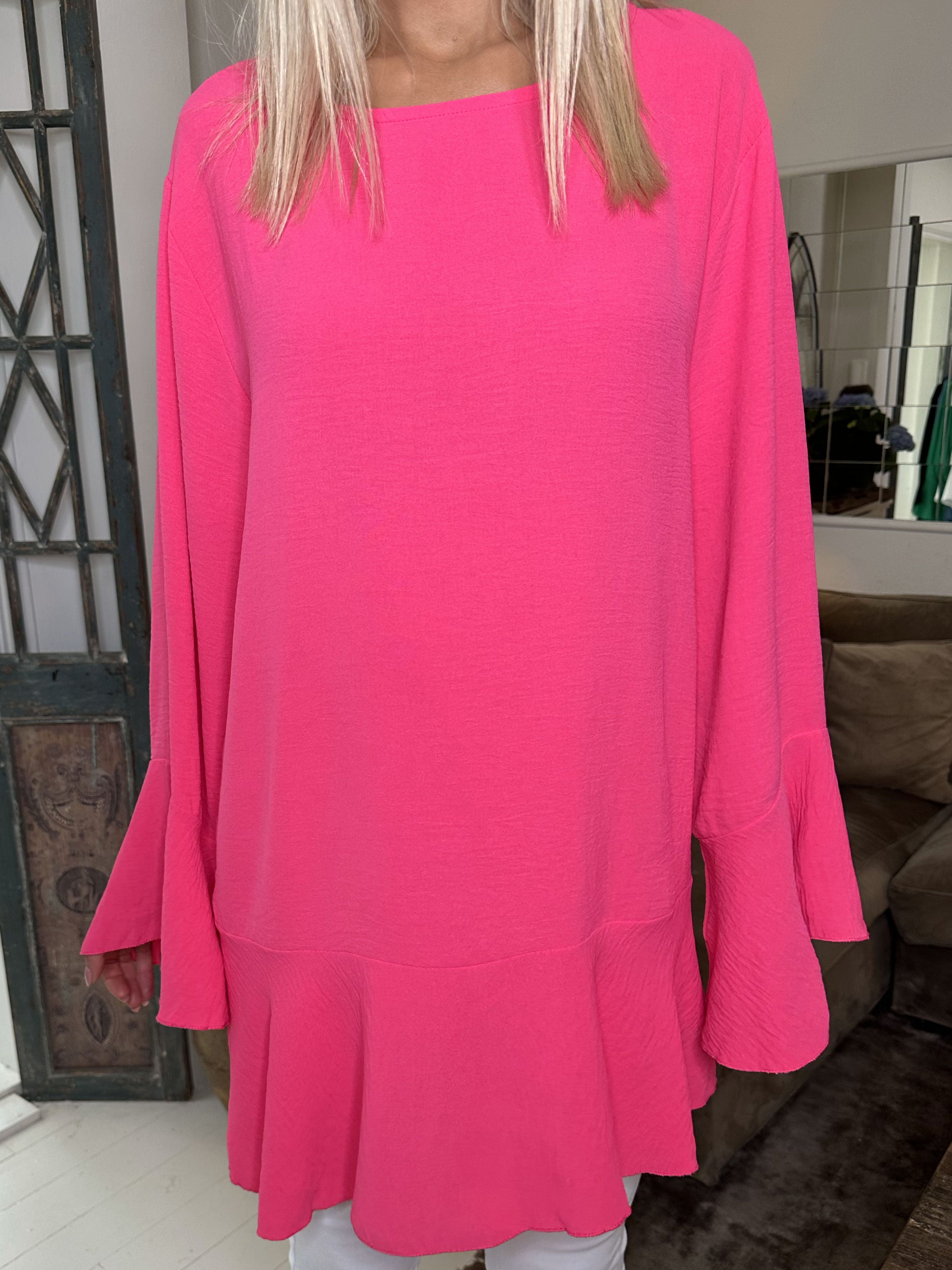 Linja - Söt blus med volang på ärmen