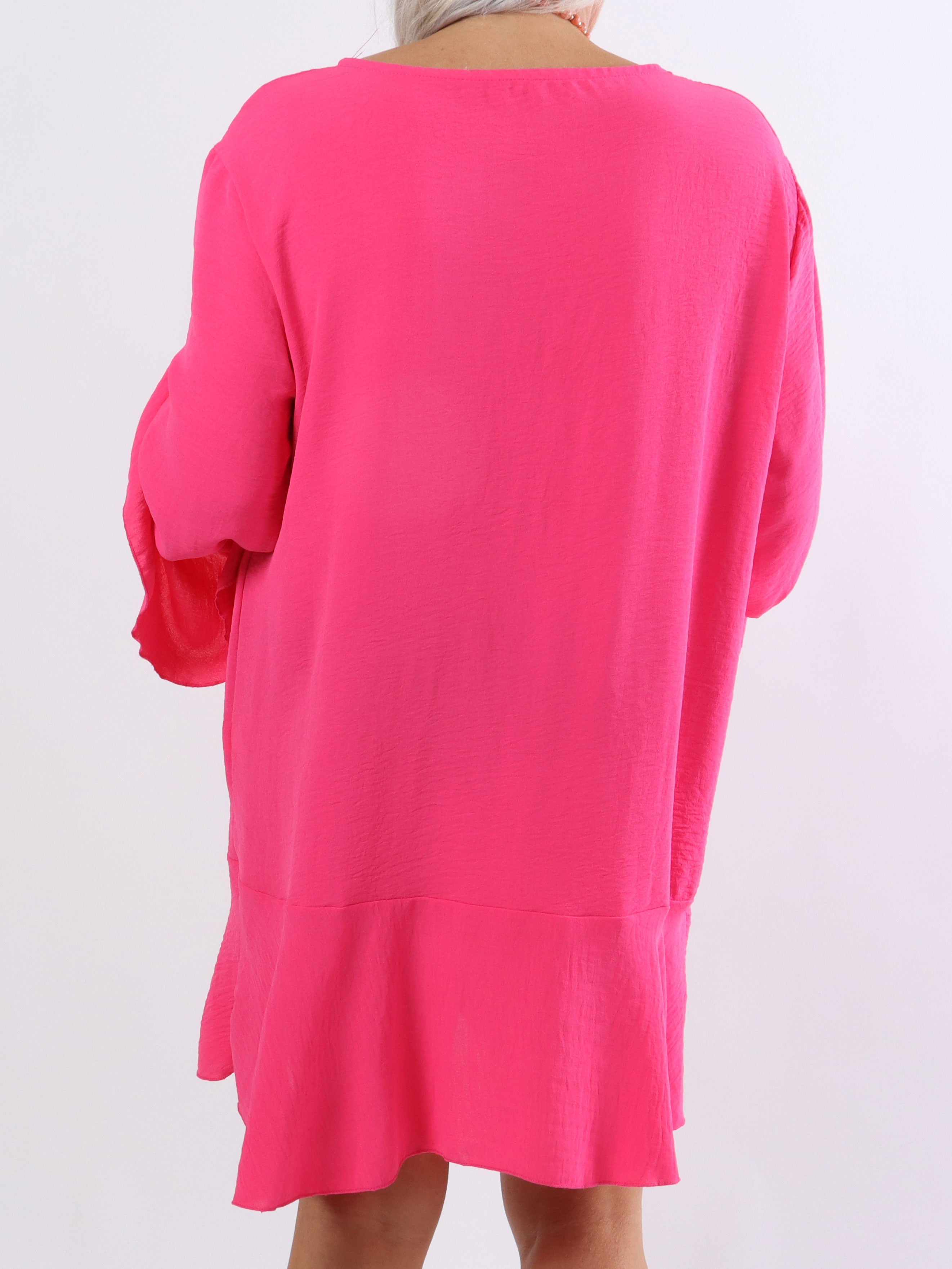 Linja - Plus size blus med volang på ärmen