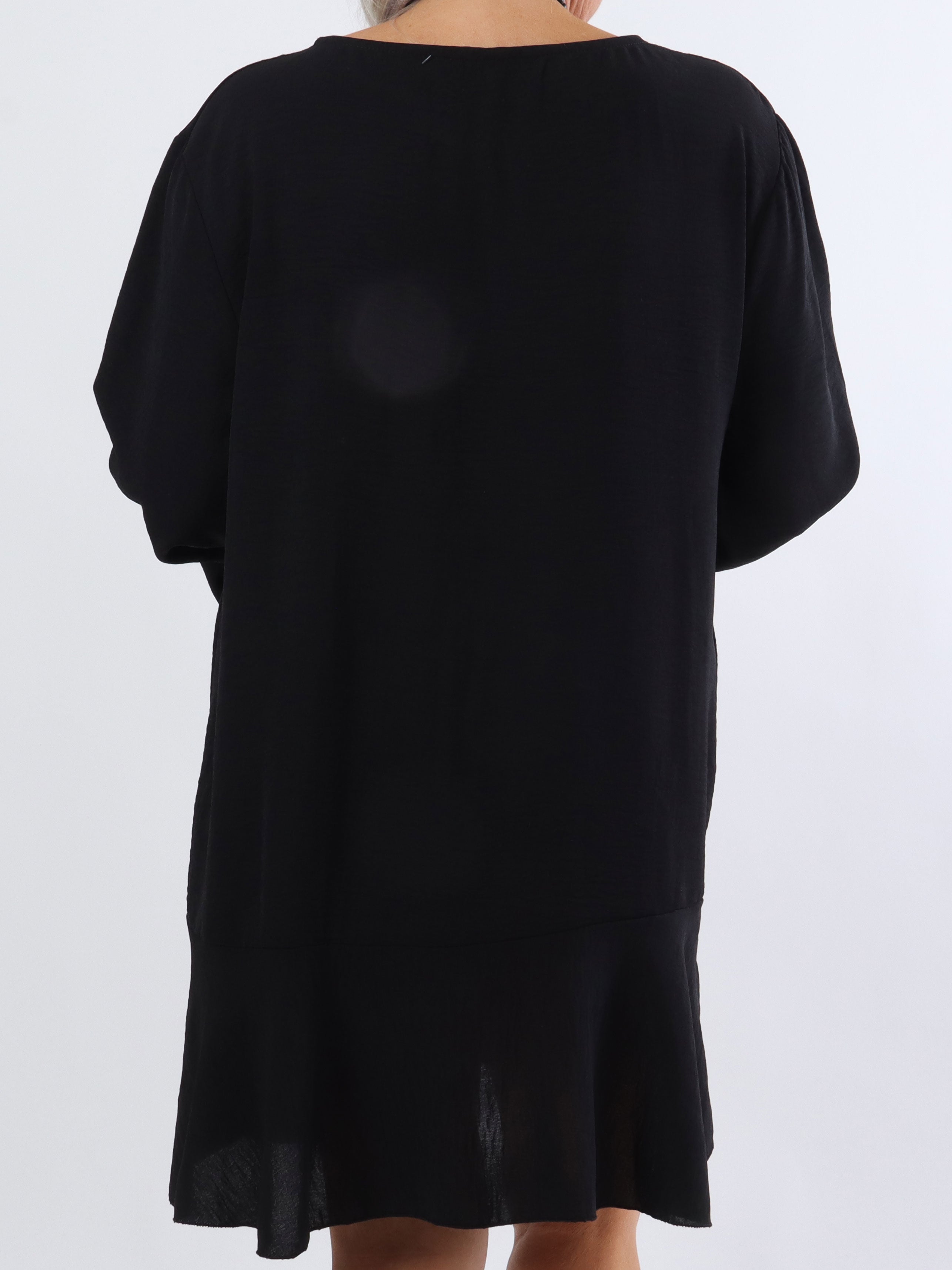 Linja - Plus size blus med volang på ärmen