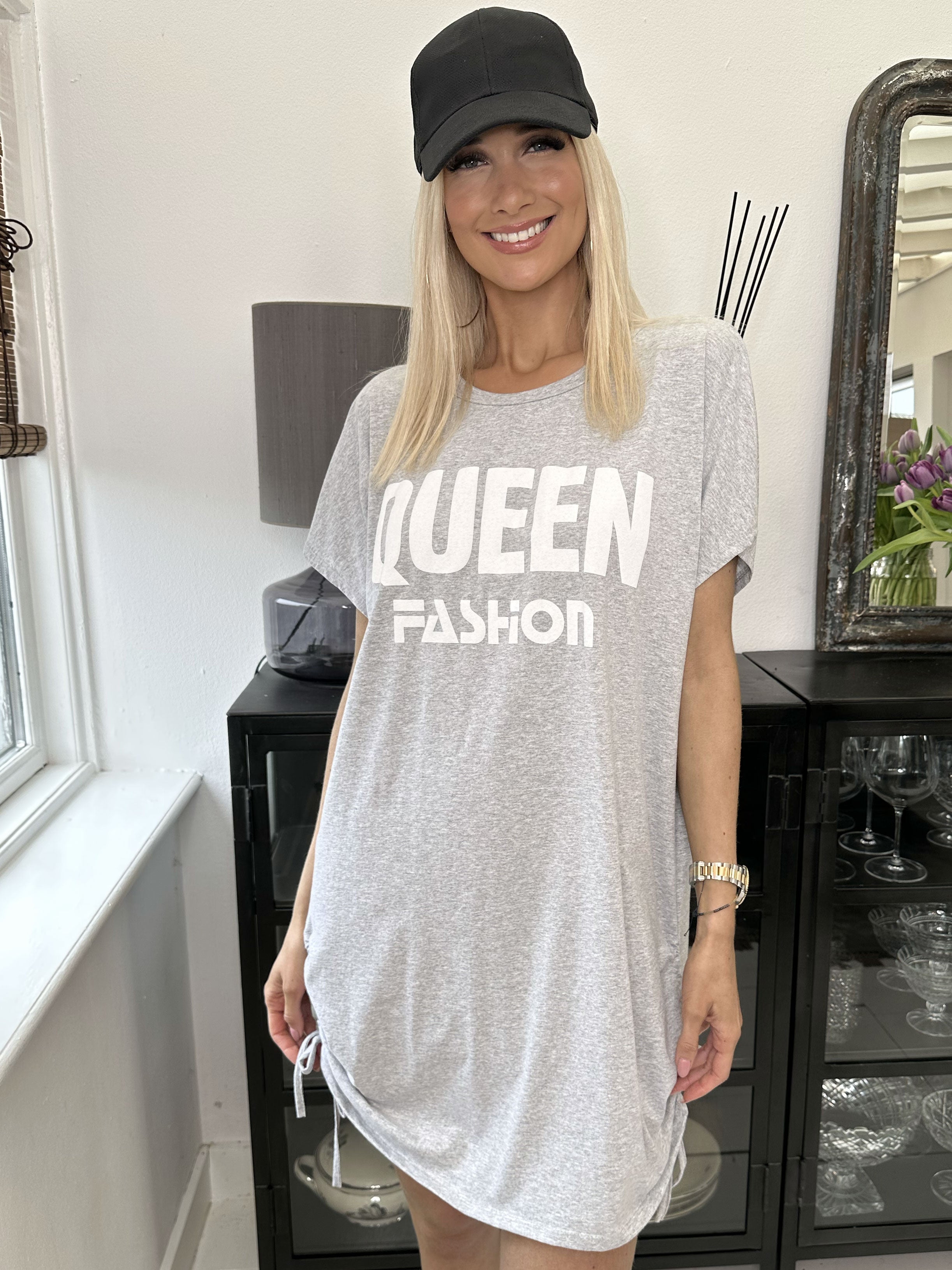 Linnea - T-shirt klänning med text och spets - Light pink