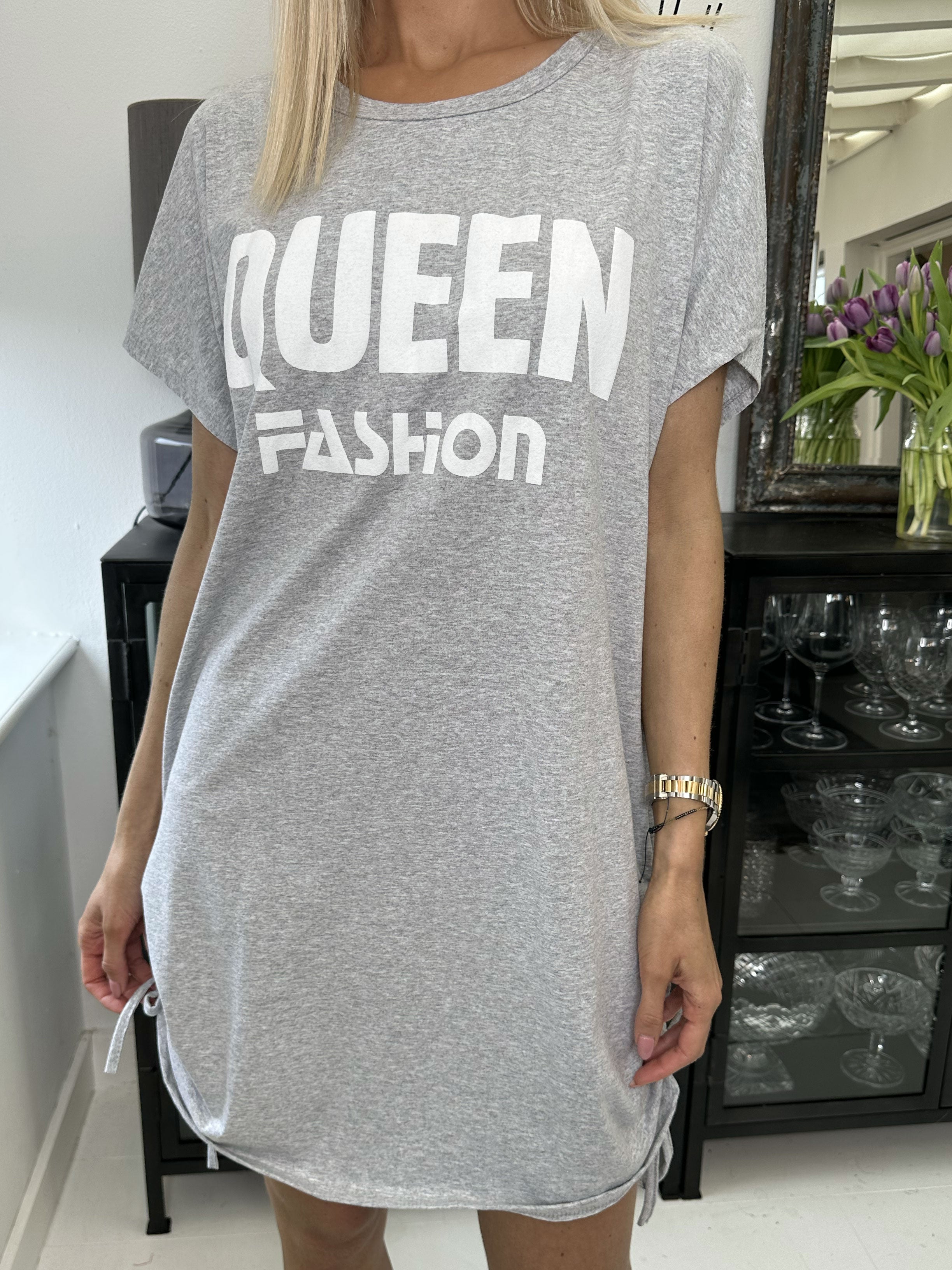 Linnea - T-shirt klänning med text och spets - White