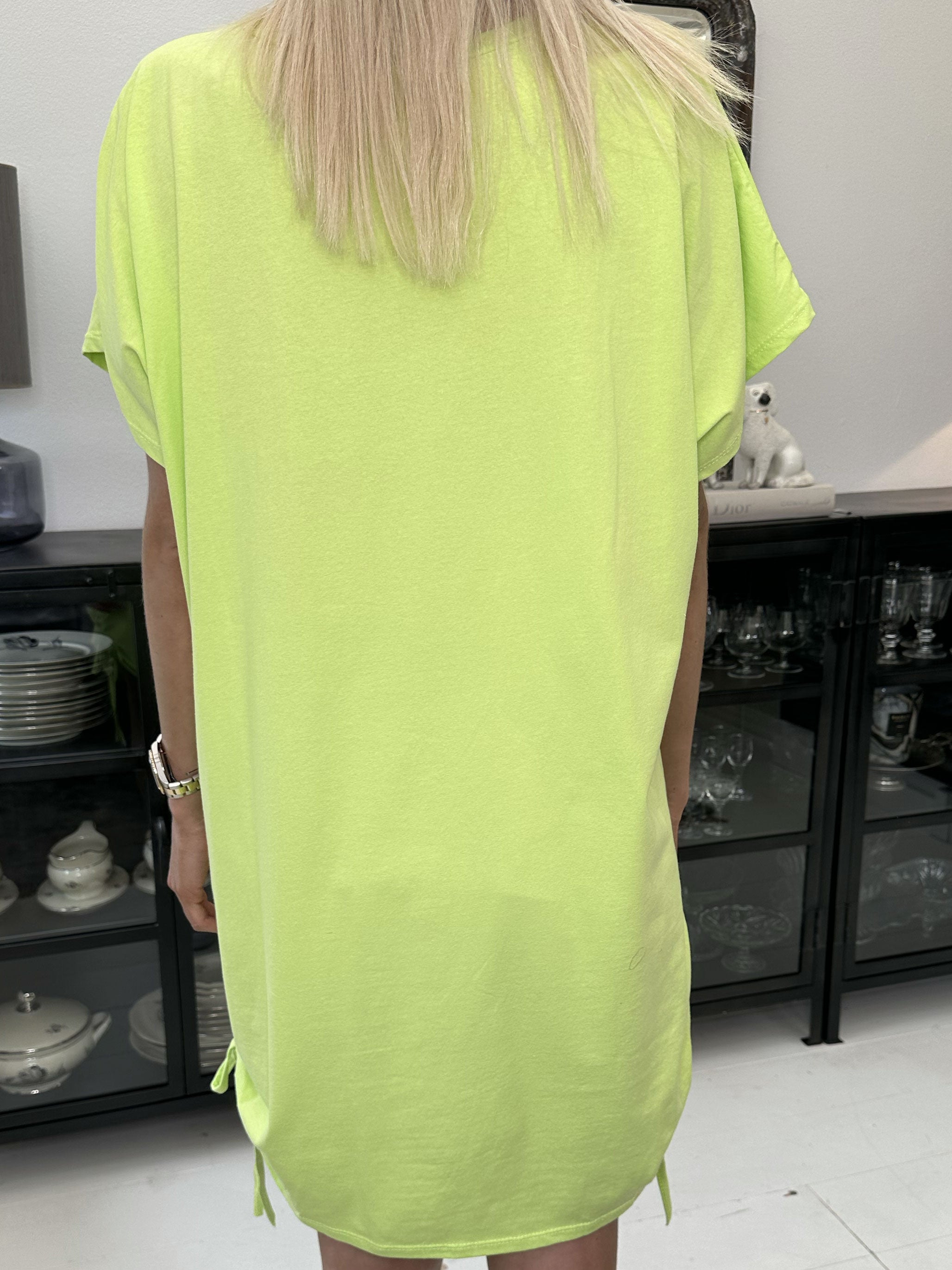 Linnea - T-shirt klänning med text och spets