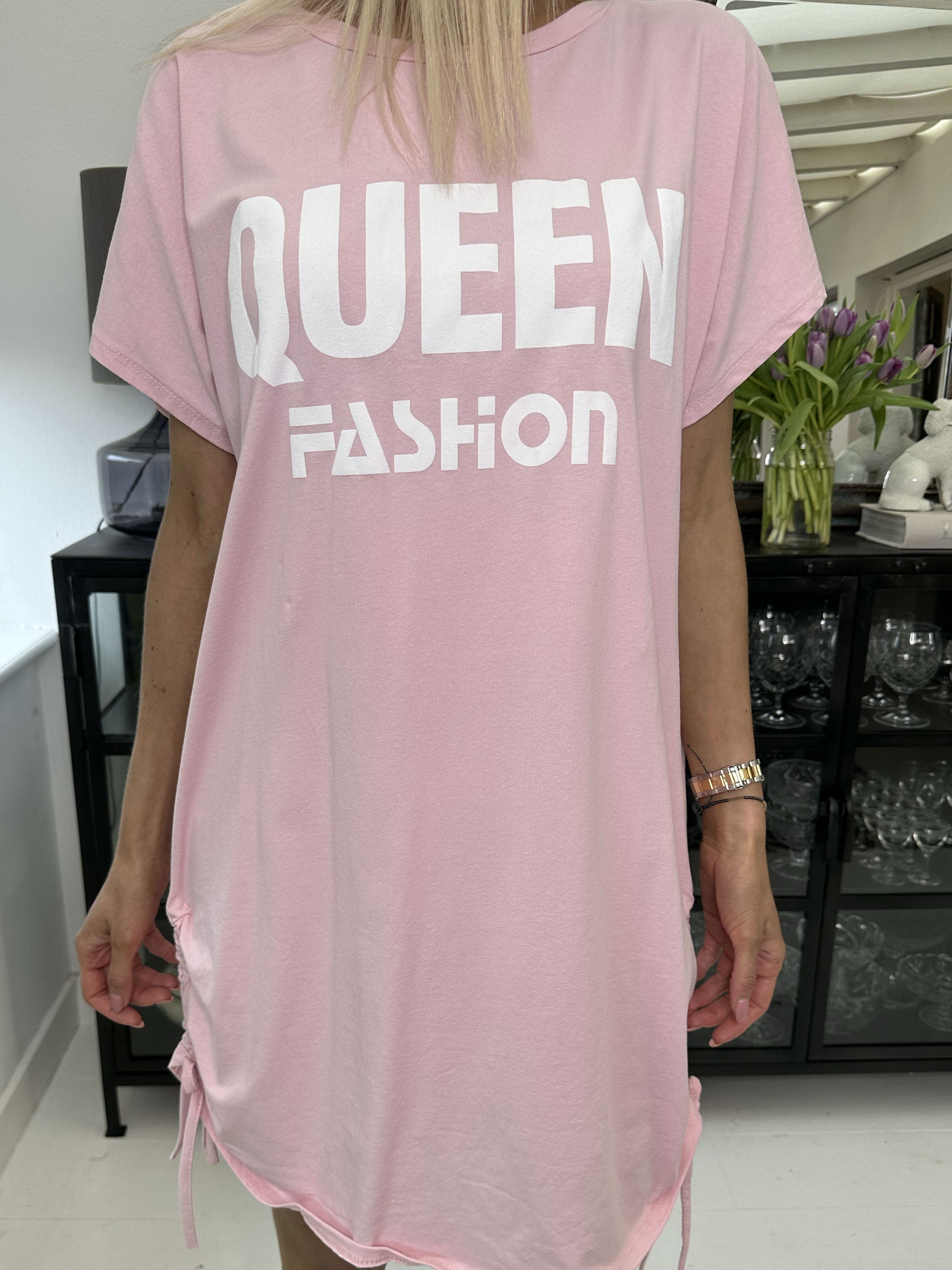 Linnea - T-shirt klänning med text och spets